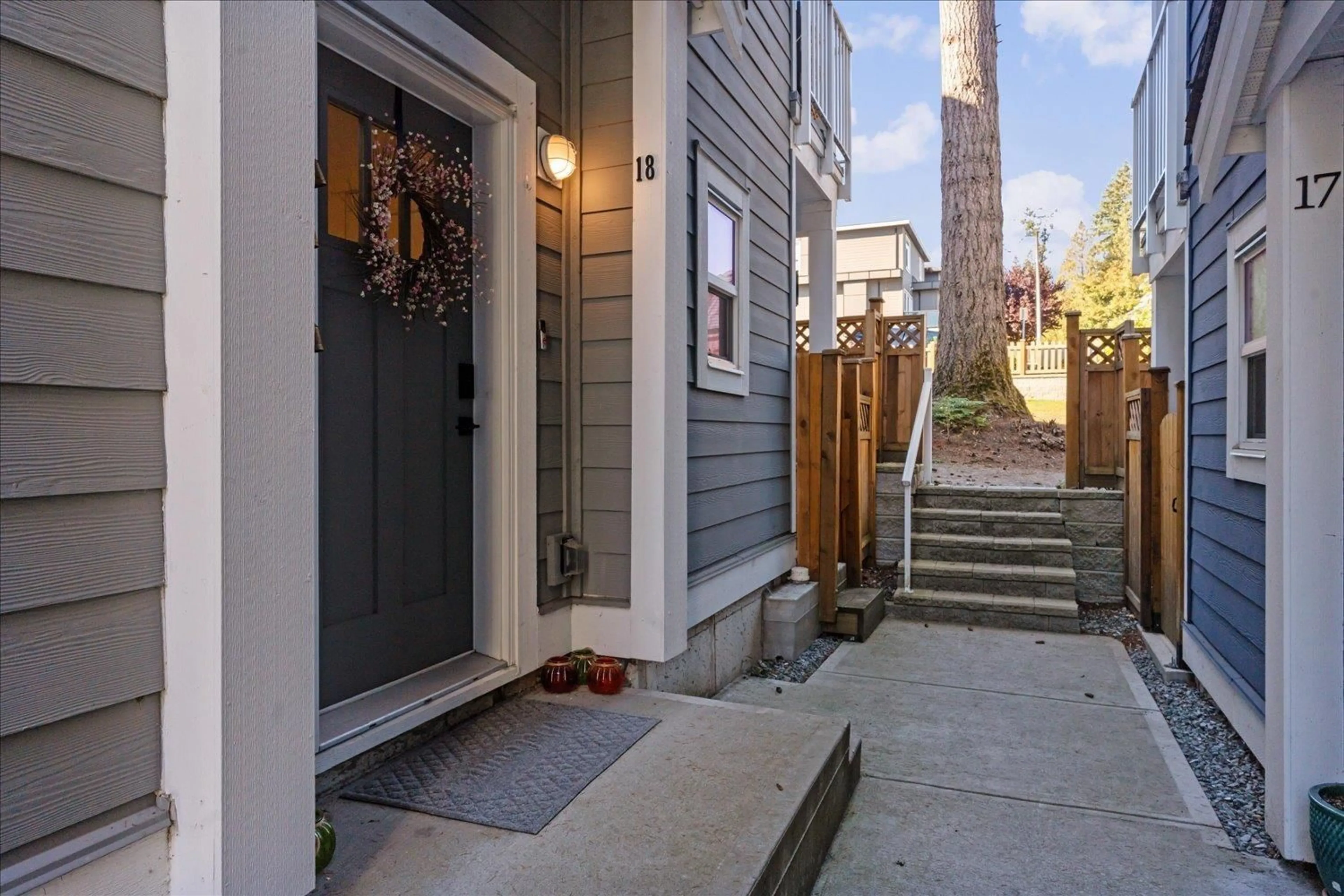 Indoor entryway for 18 - 9762 182A STREET, Surrey British Columbia V4N6W5