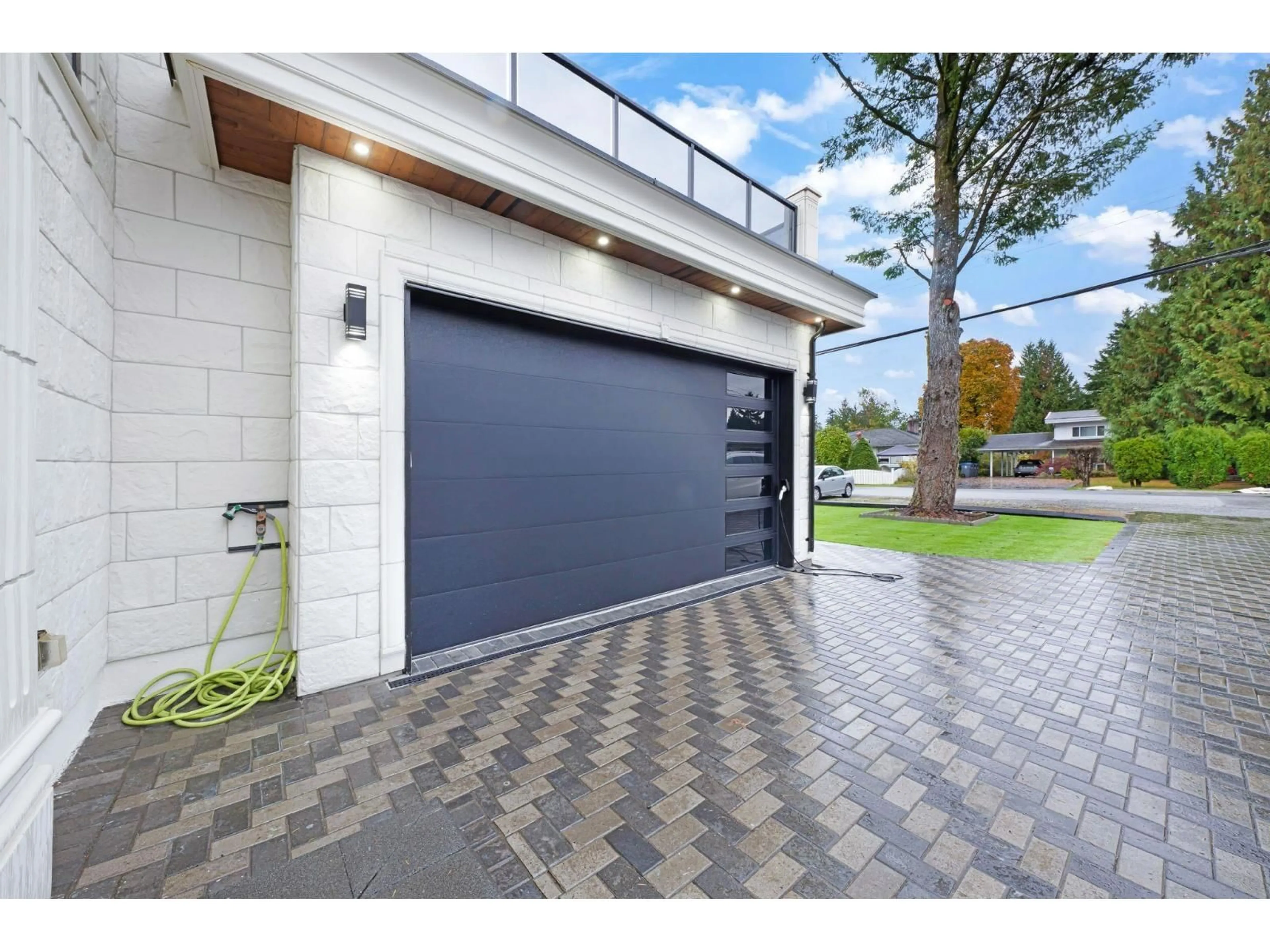 Indoor garage for 10861 142A STREET, Surrey British Columbia V3R3L4
