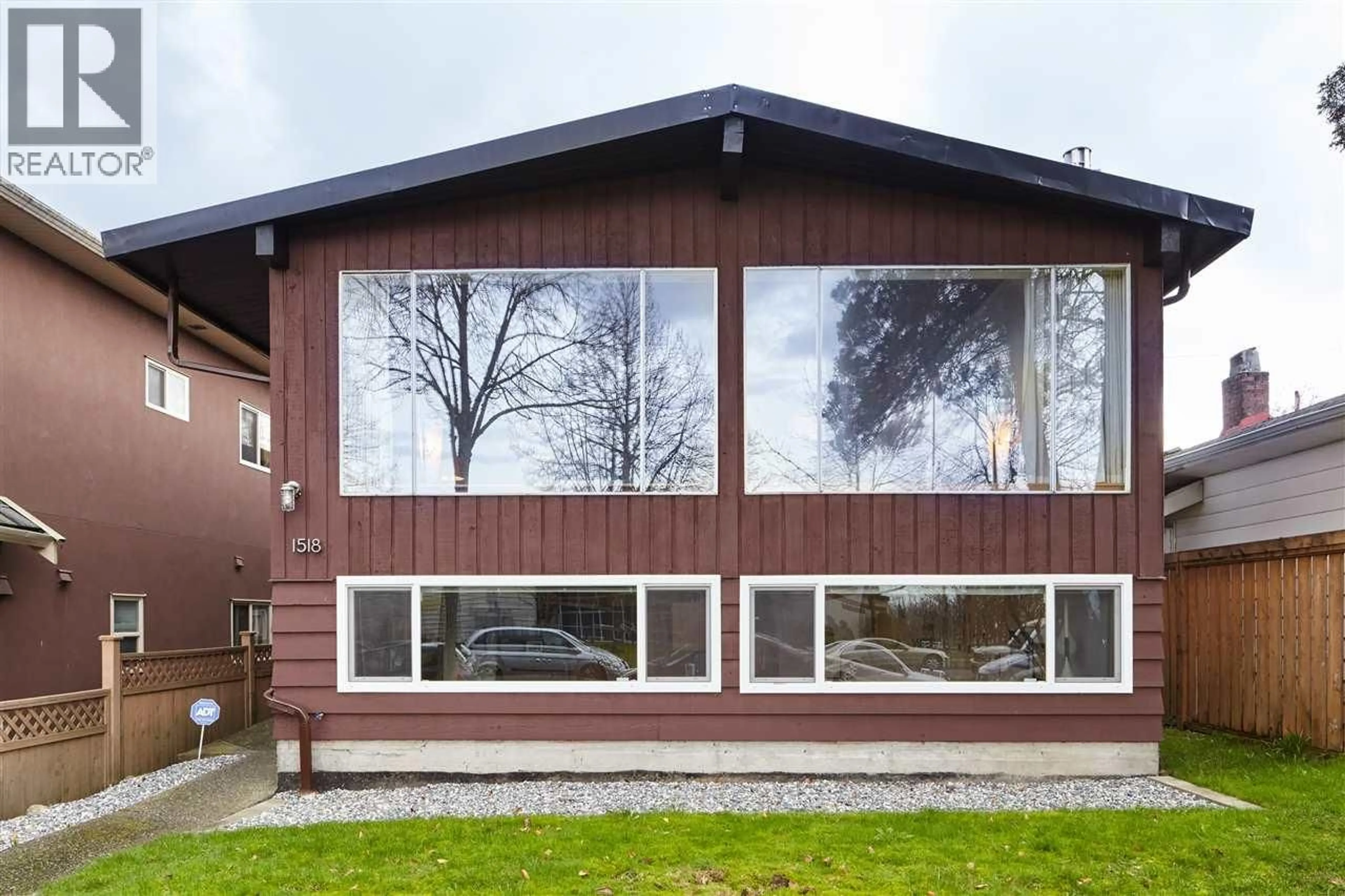Home with vinyl exterior material, building for 1518 37TH AVENUE, Vancouver British Columbia V5P1E3