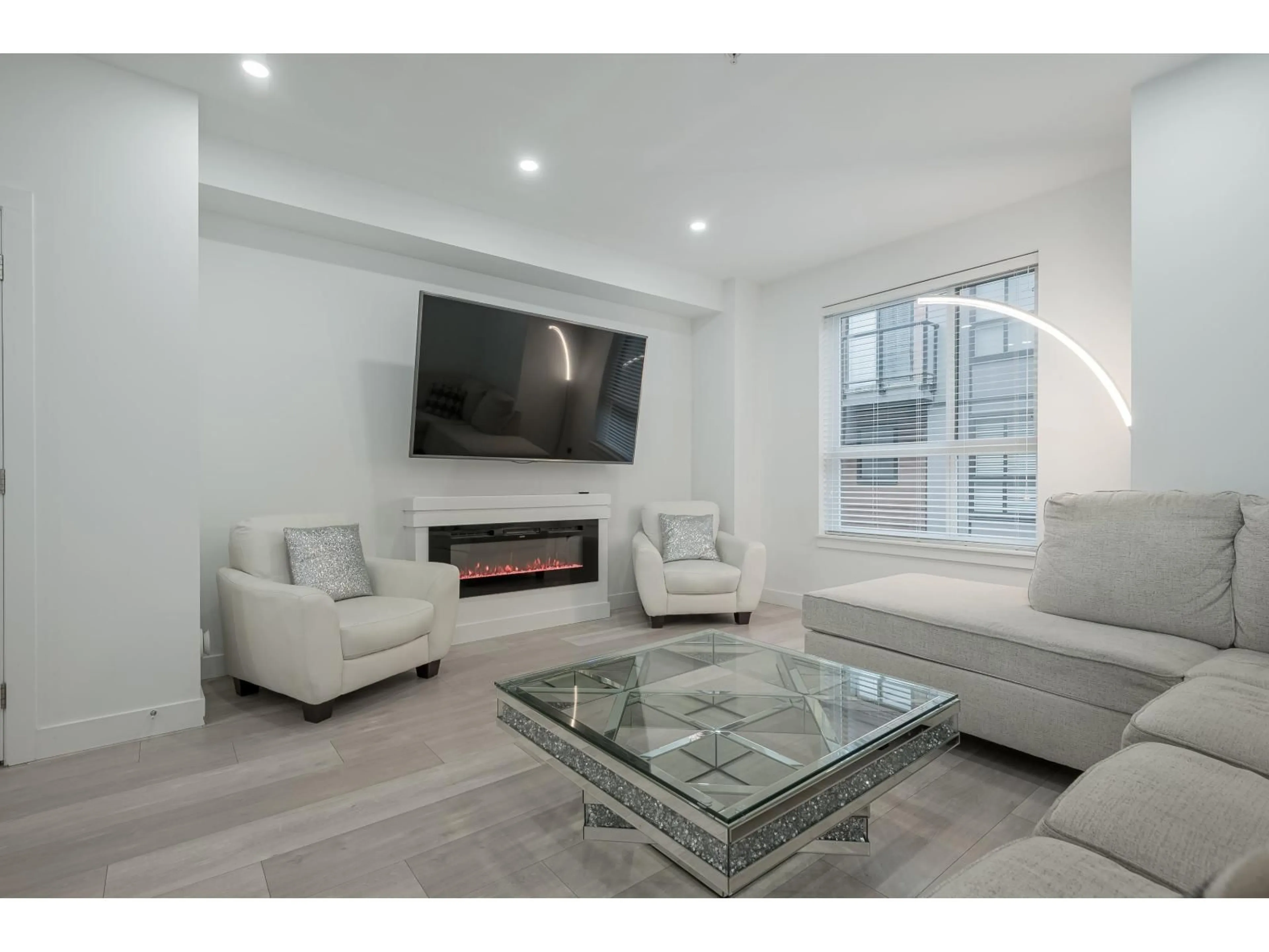 Living room with furniture, unknown for 15 - 19760 55 AVENUE, Langley British Columbia V3A3W9