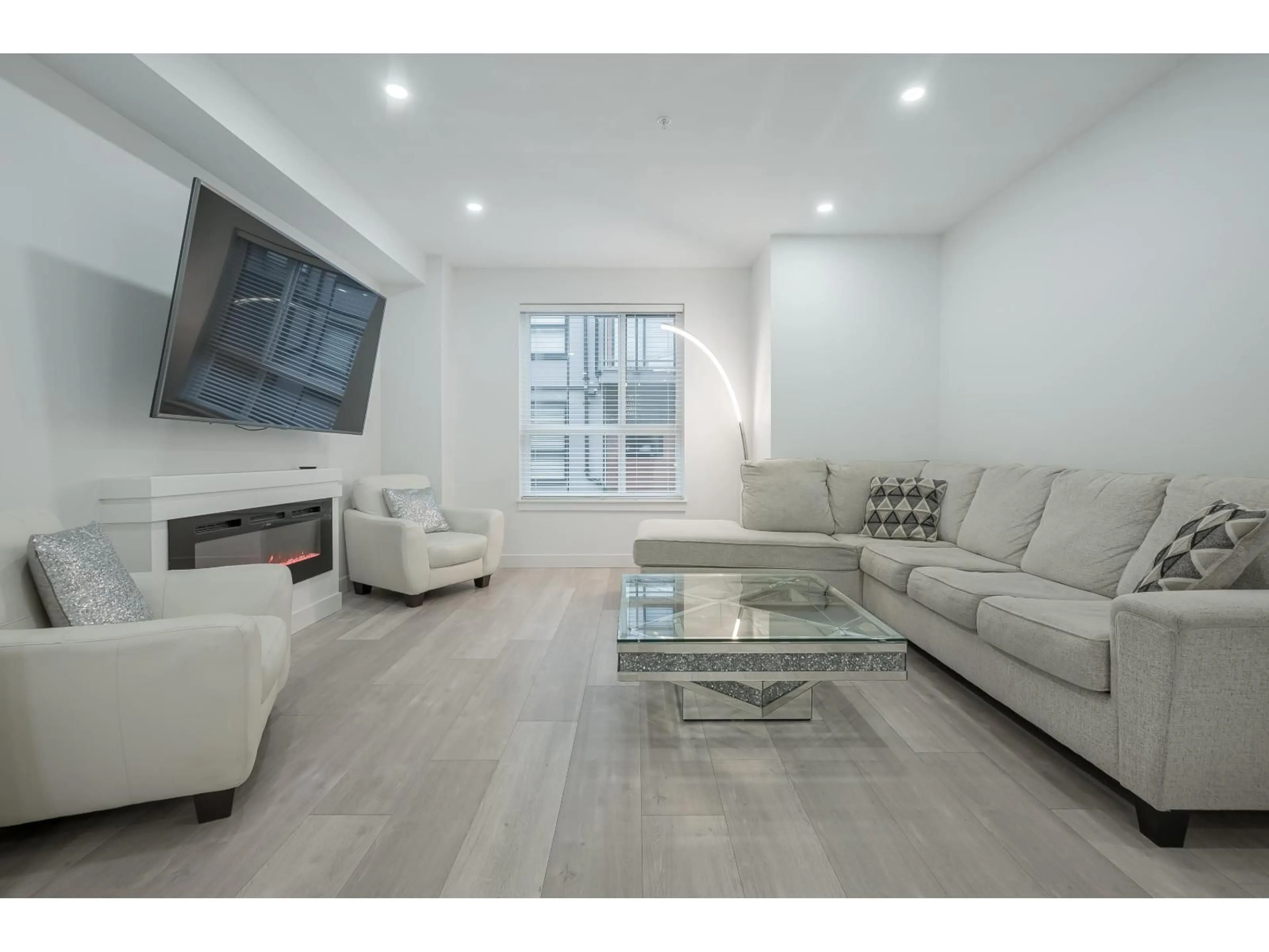 Living room with furniture, unknown for 15 - 19760 55 AVENUE, Langley British Columbia V3A3W9