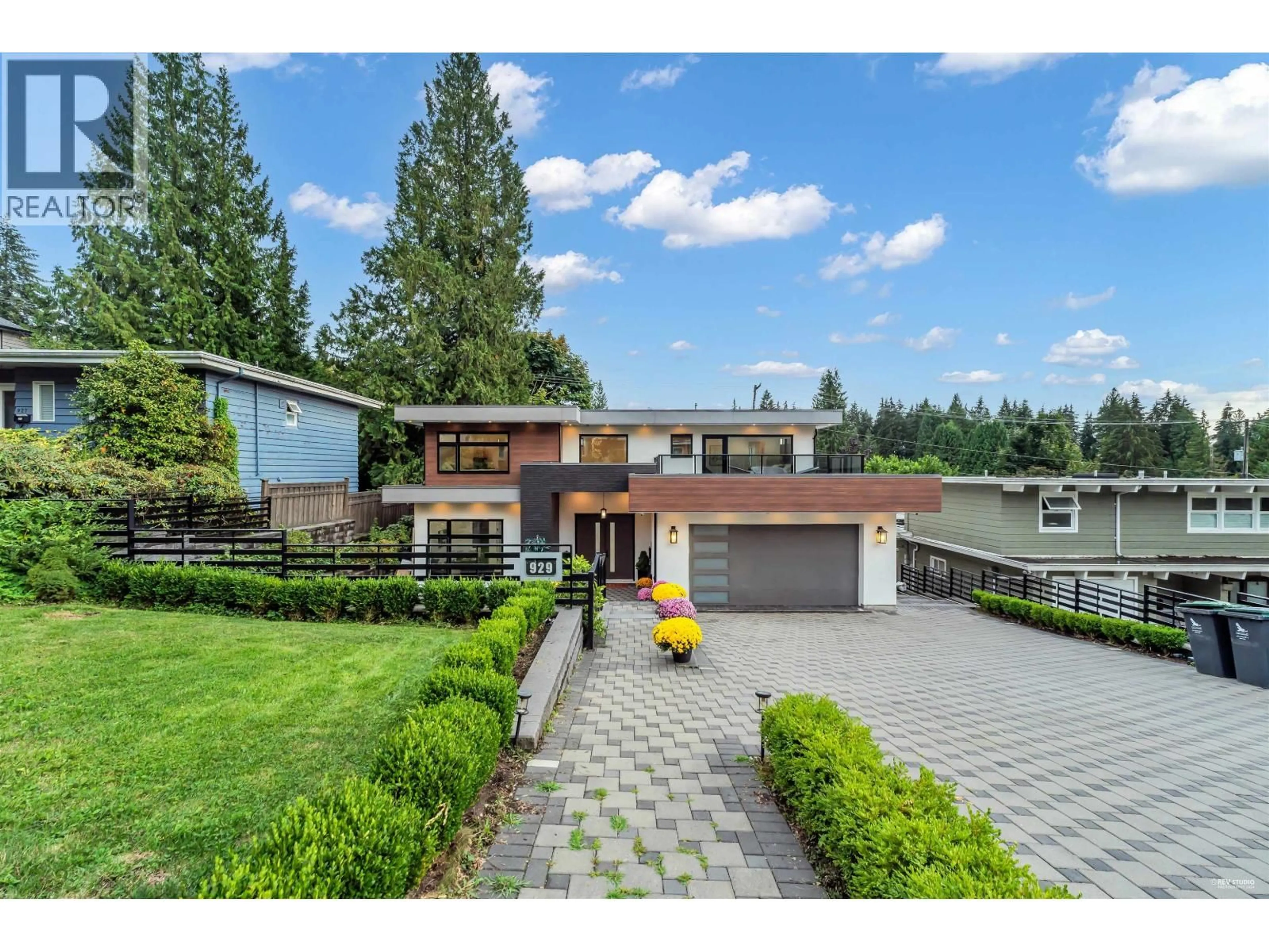 A pic from outside/outdoor area/front of a property/back of a property/a pic from drone, unknown for 929 CANYON BOULEVARD, North Vancouver British Columbia V7R2J9