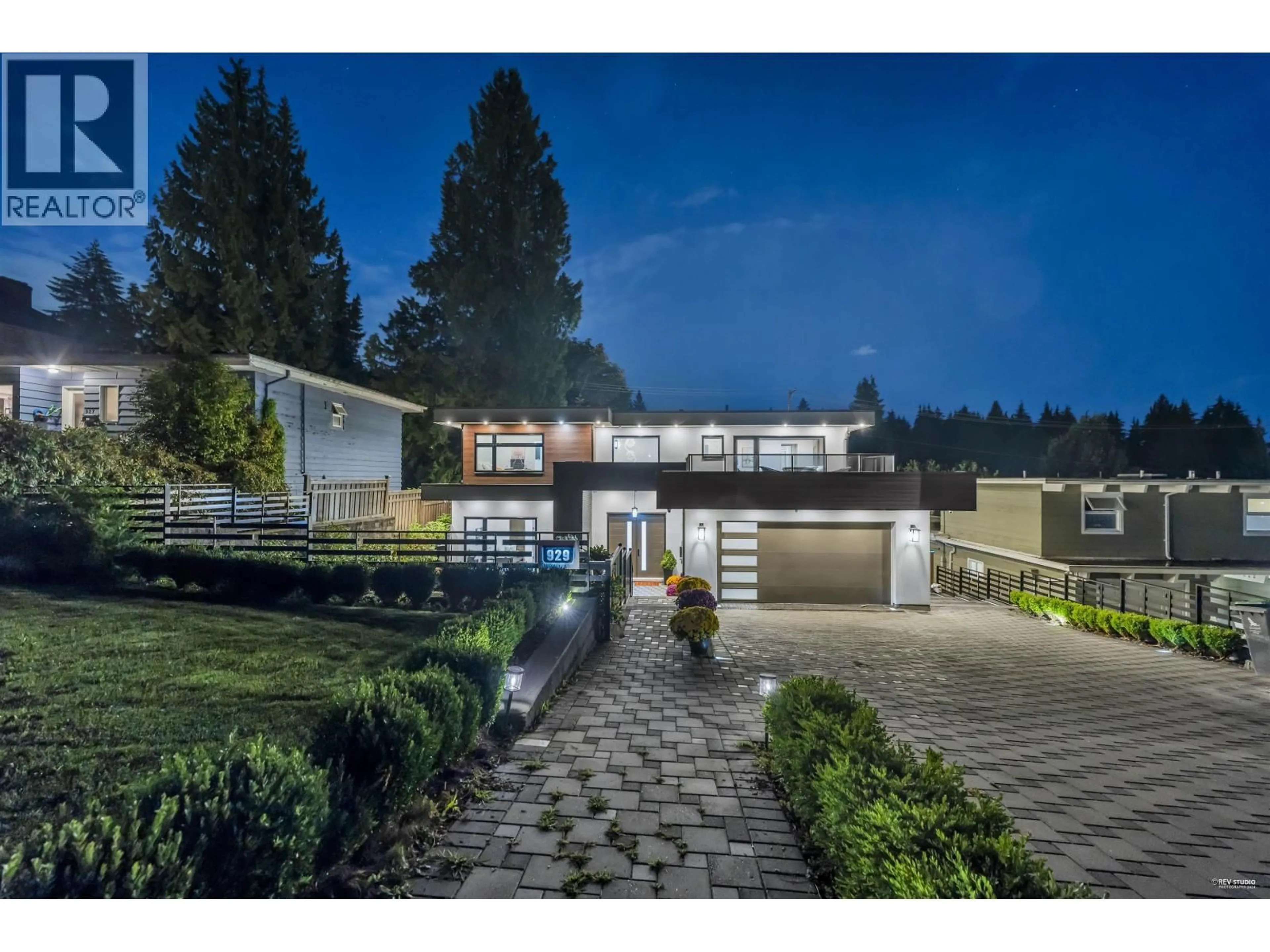 A pic from outside/outdoor area/front of a property/back of a property/a pic from drone, street for 929 CANYON BOULEVARD, North Vancouver British Columbia V7R2J9