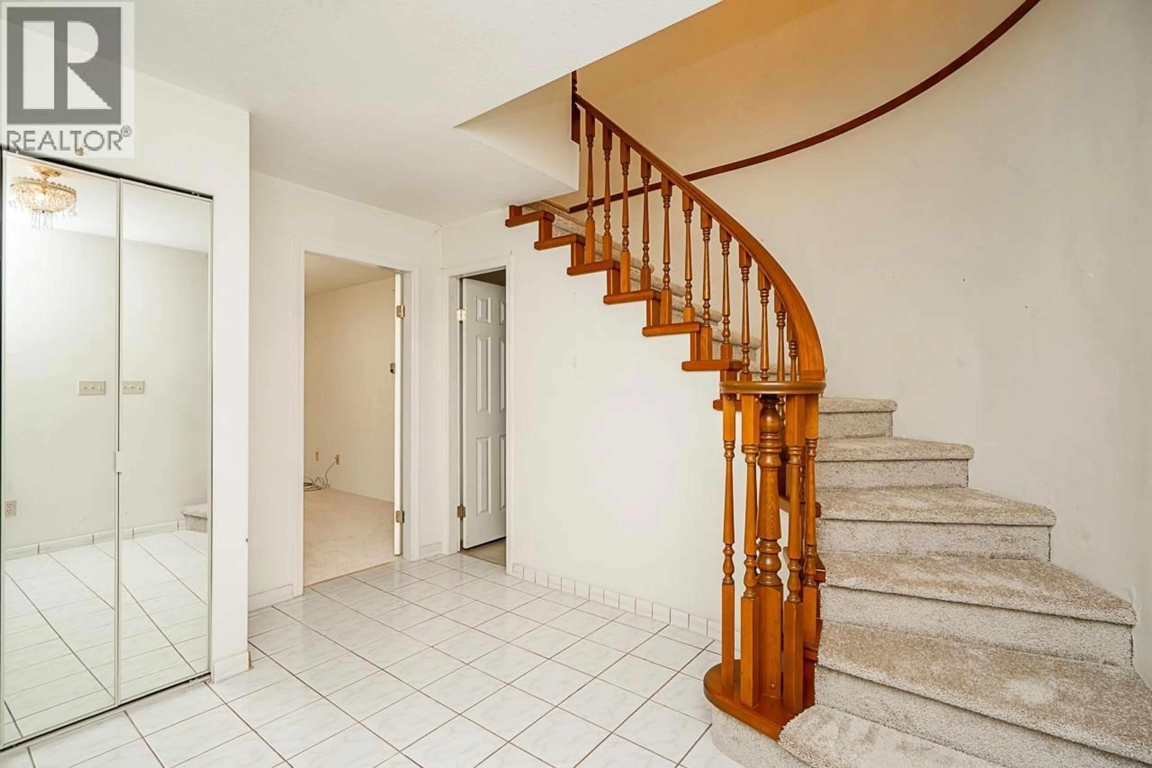 Indoor foyer for 4728 BRUCE STREET, Vancouver British Columbia V5N3Z6