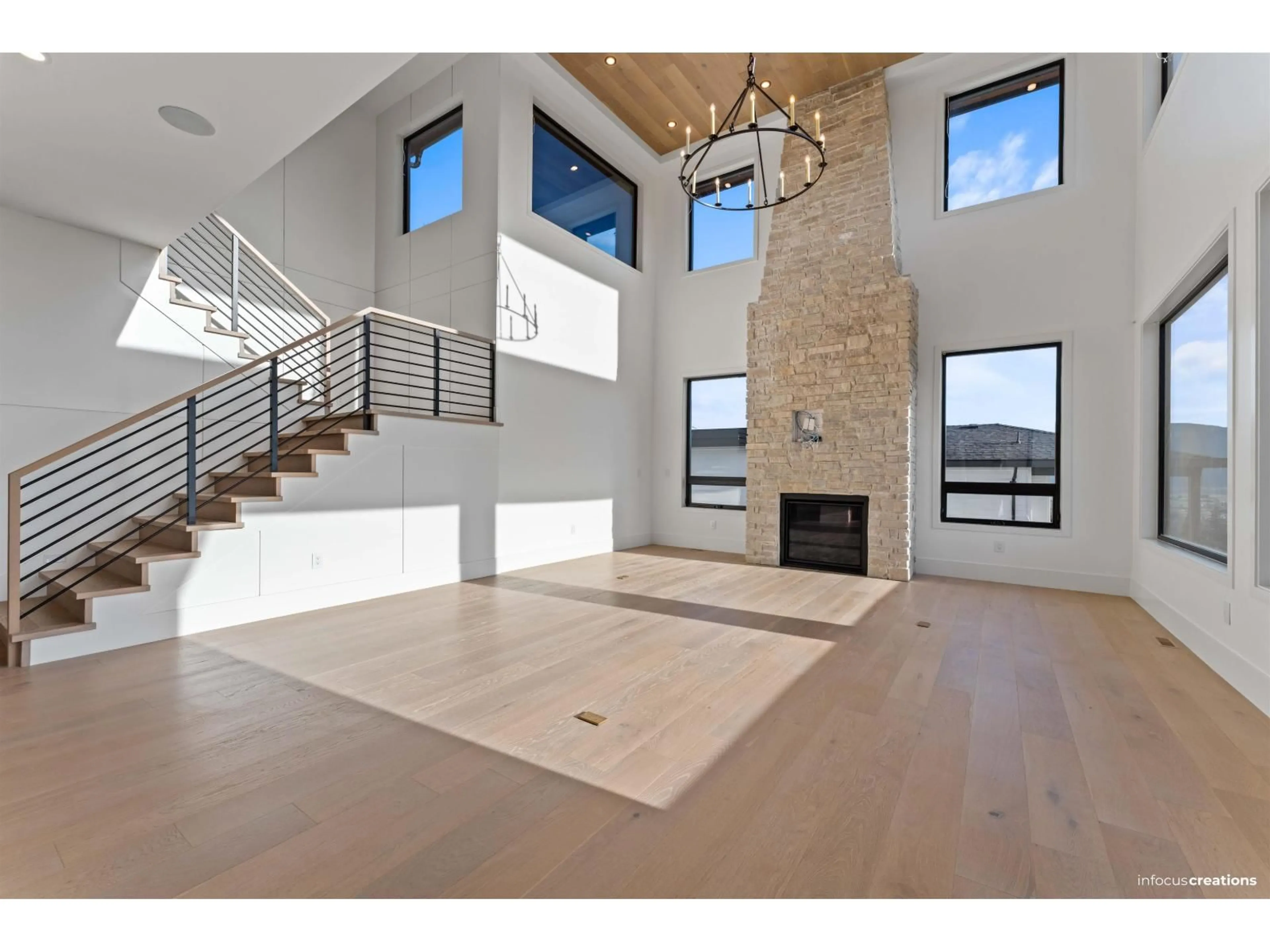 Indoor foyer for 9181 HATZIC RIDGE DRIVE, Mission British Columbia V2V0J4