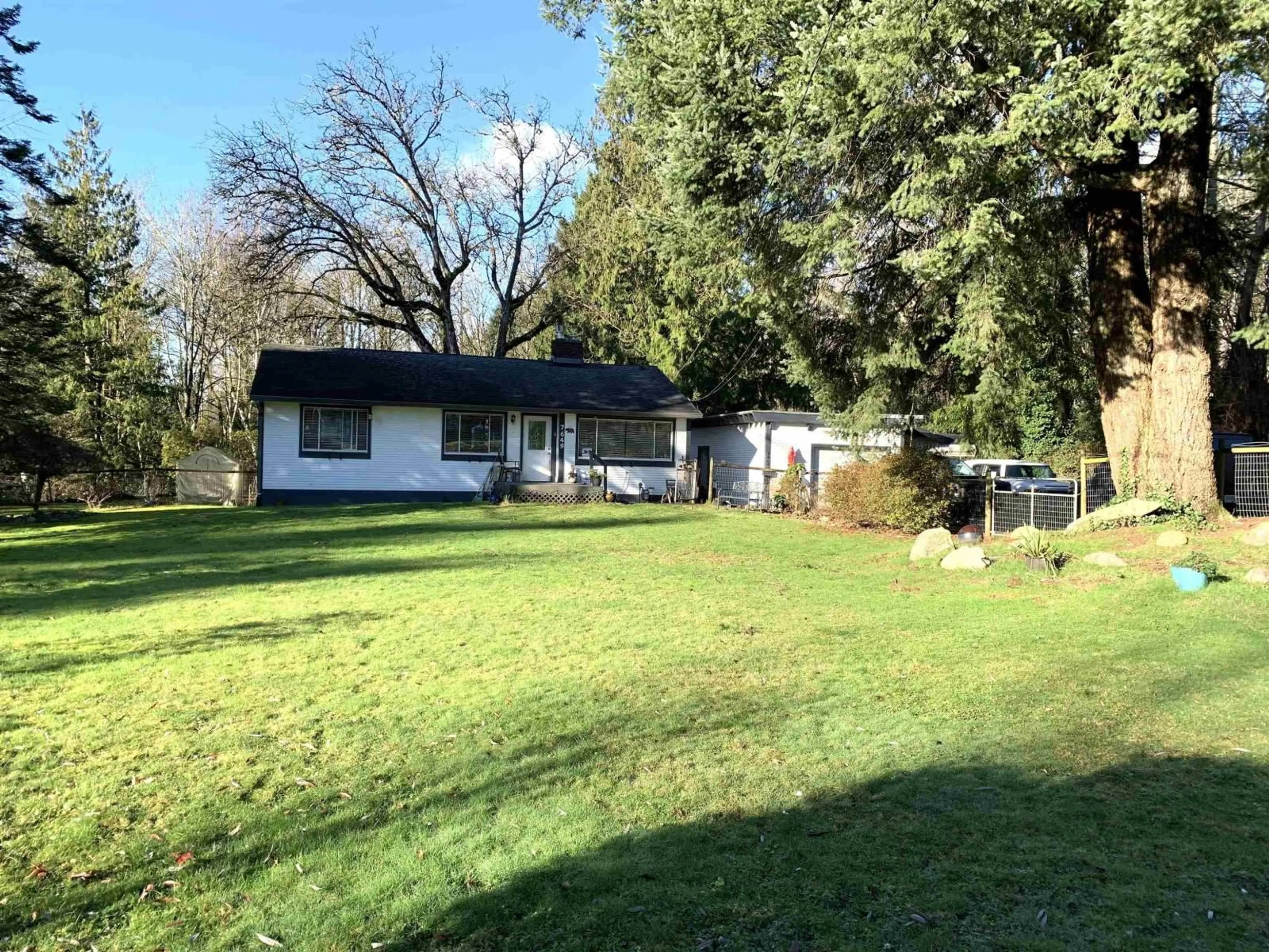 A pic from outside/outdoor area/front of a property/back of a property/a pic from drone, street for 7649 HORNE STREET, Mission British Columbia V2V3Y8