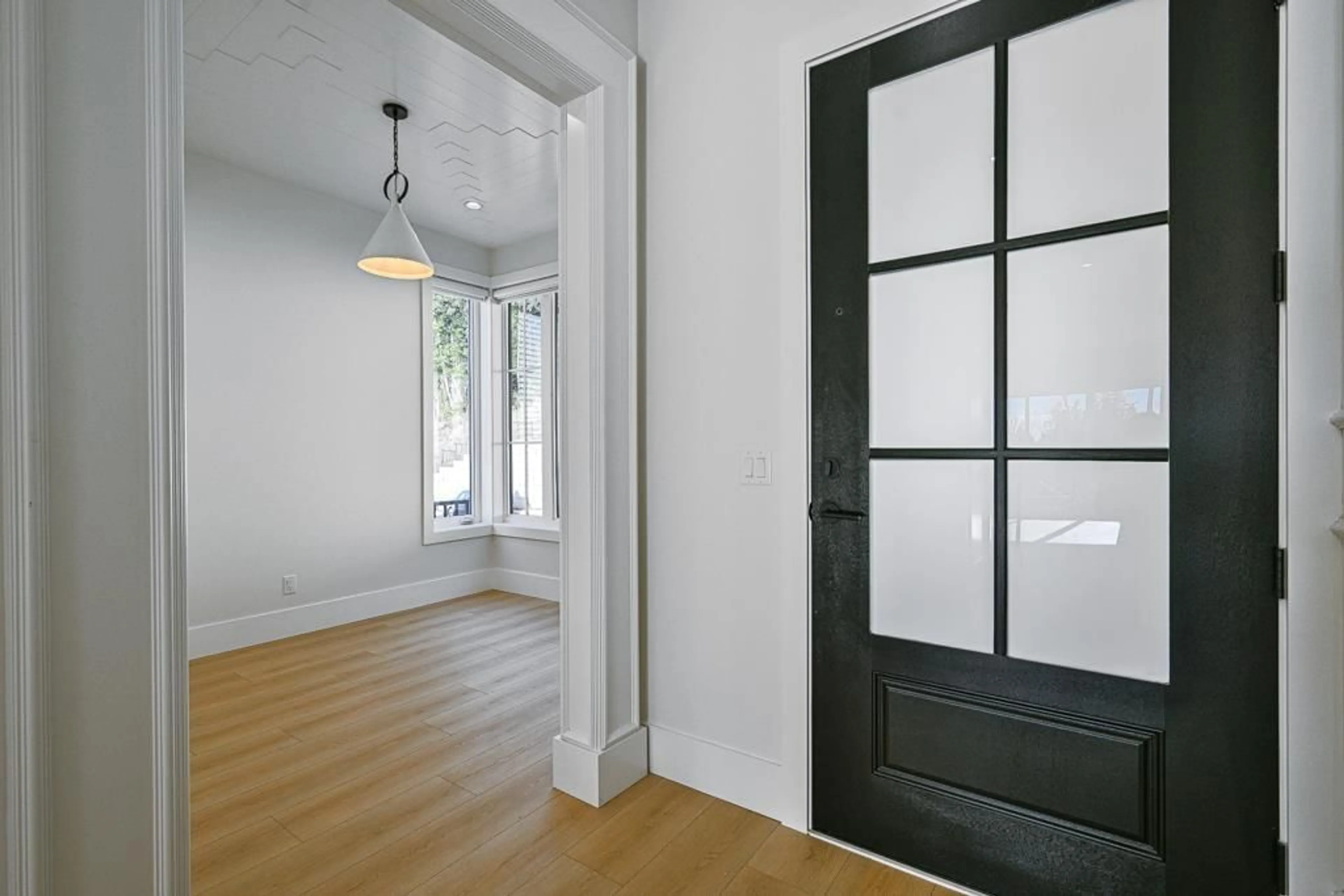 Indoor entryway for 33950 PARR AVENUE, Mission British Columbia V2V6B2