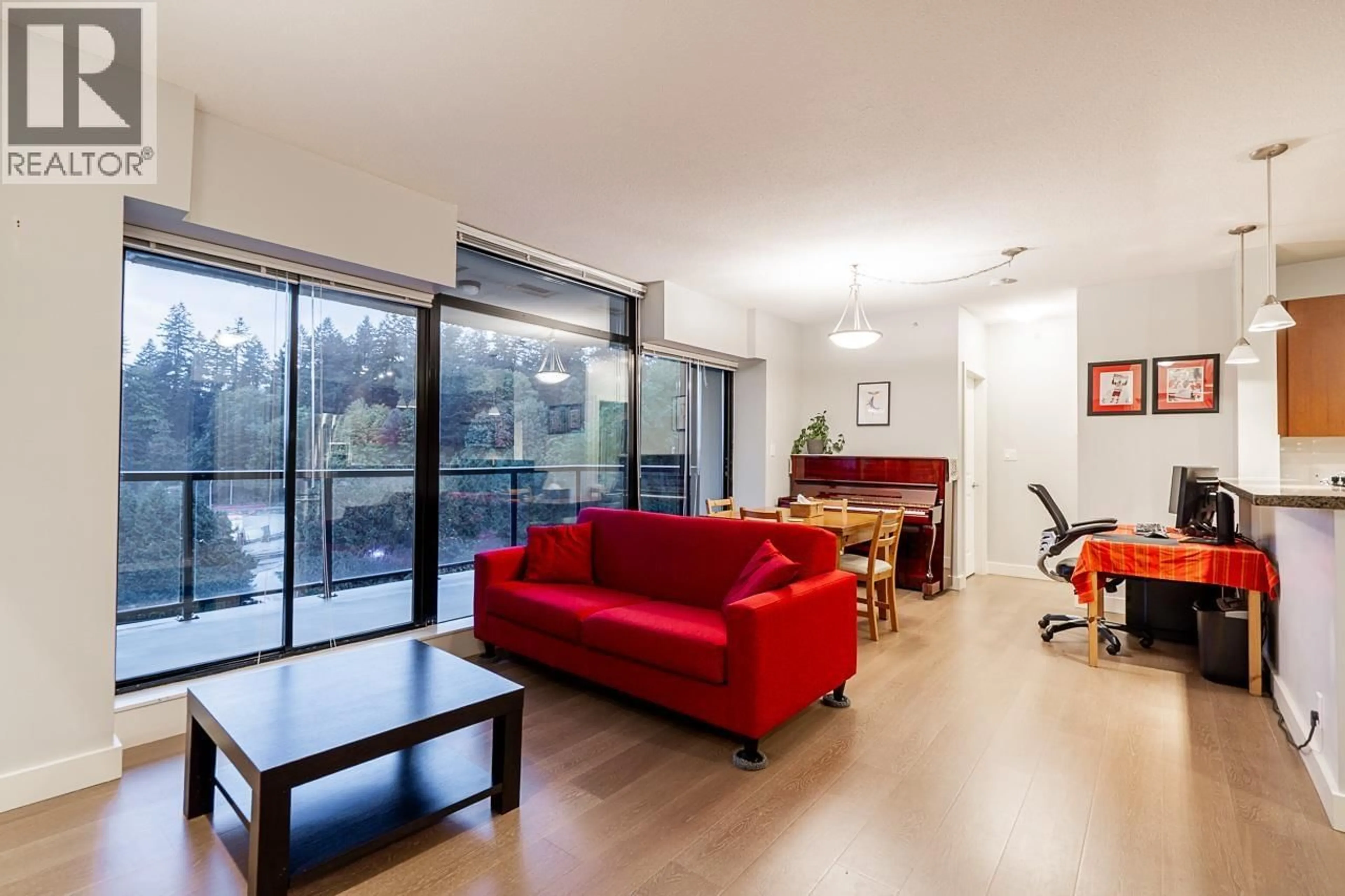 Living room with furniture, unknown for 702 - 15 ROYAL AVENUE, New Westminster British Columbia V3L0A9