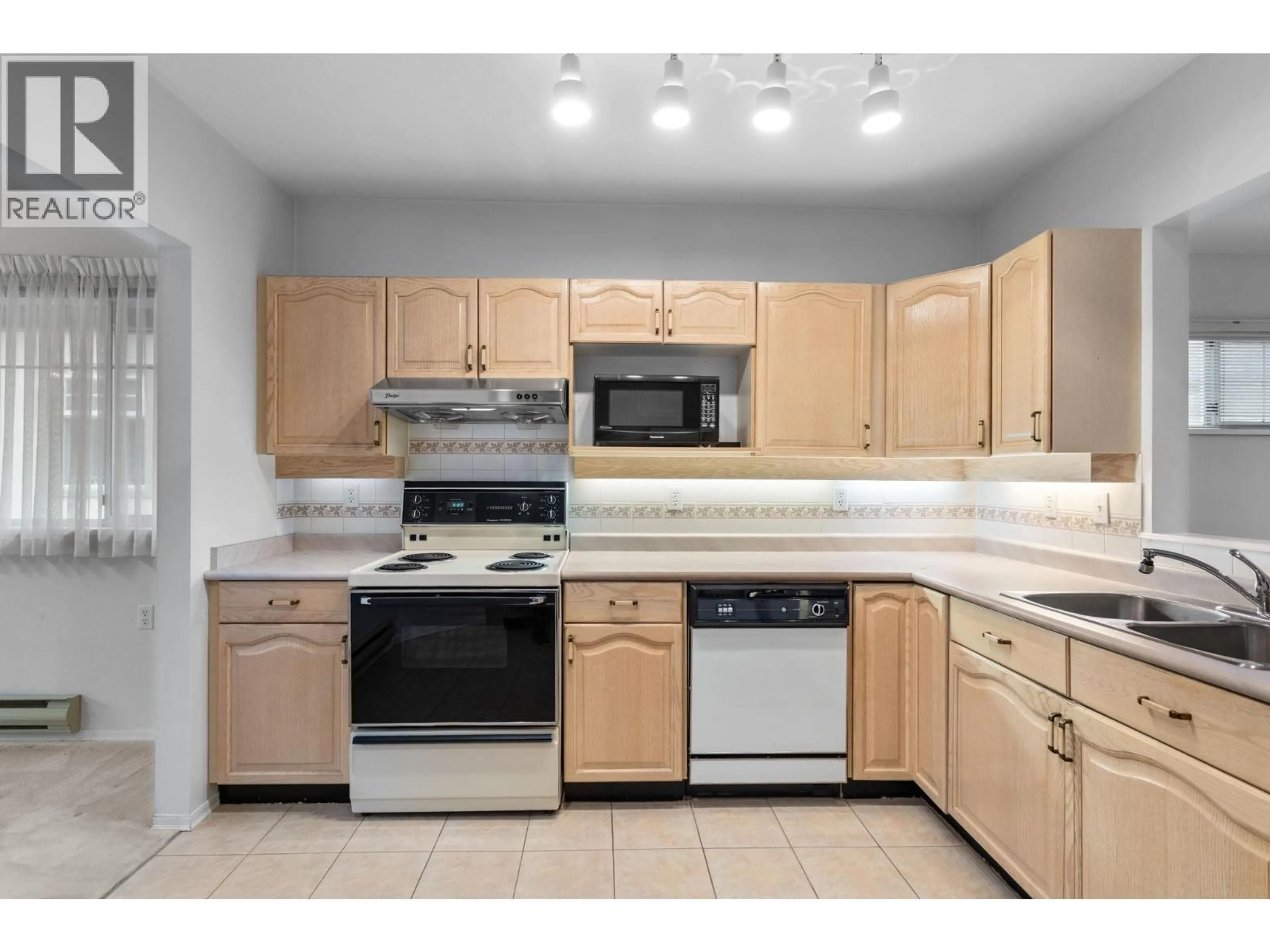 Standard kitchen, unknown for 55 - 6523 CHAMBORD PLACE, Vancouver British Columbia V5S4P2