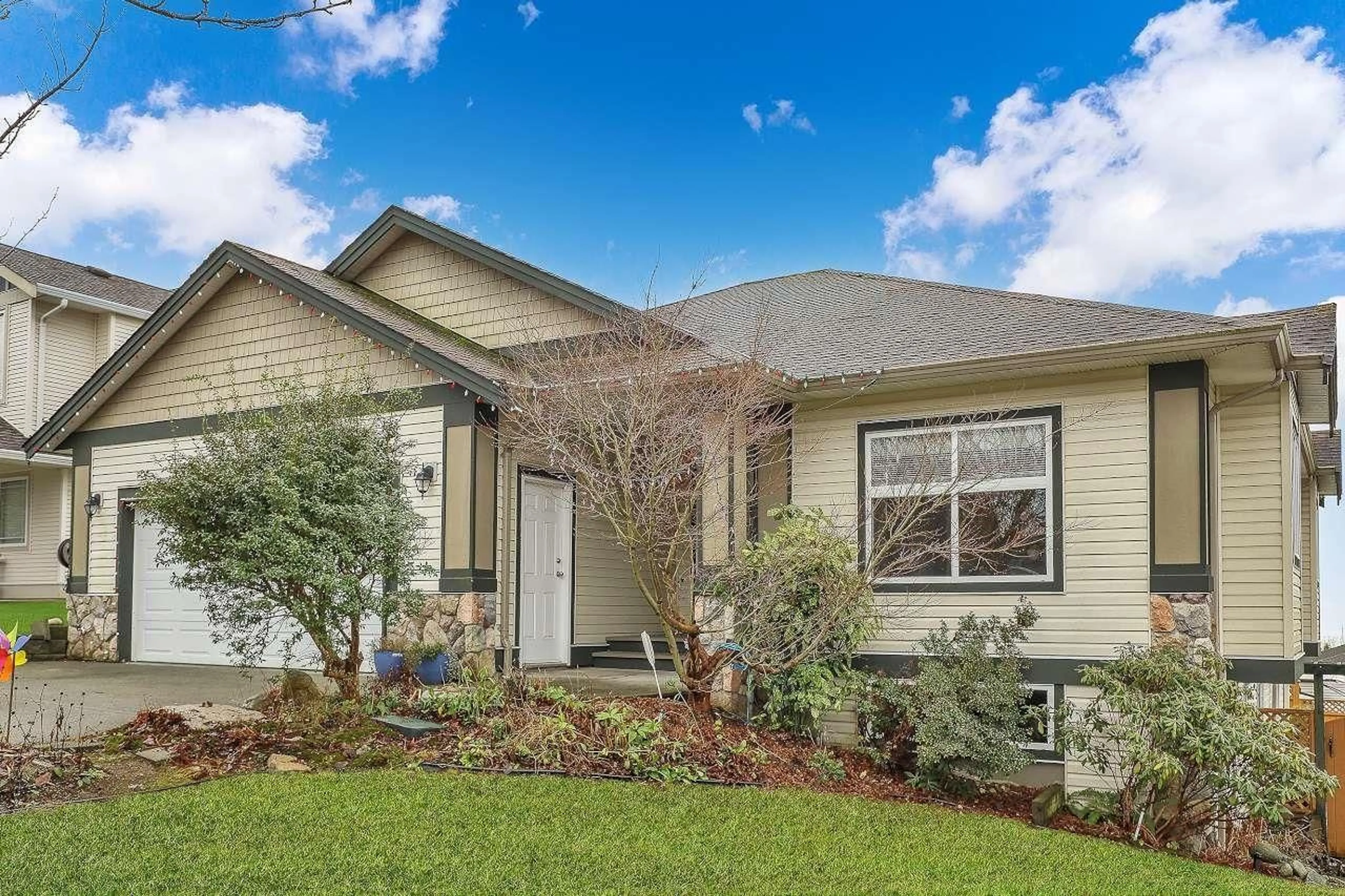 Home with vinyl exterior material, street for 32484 BEST AVENUE, Mission British Columbia V2V7N9