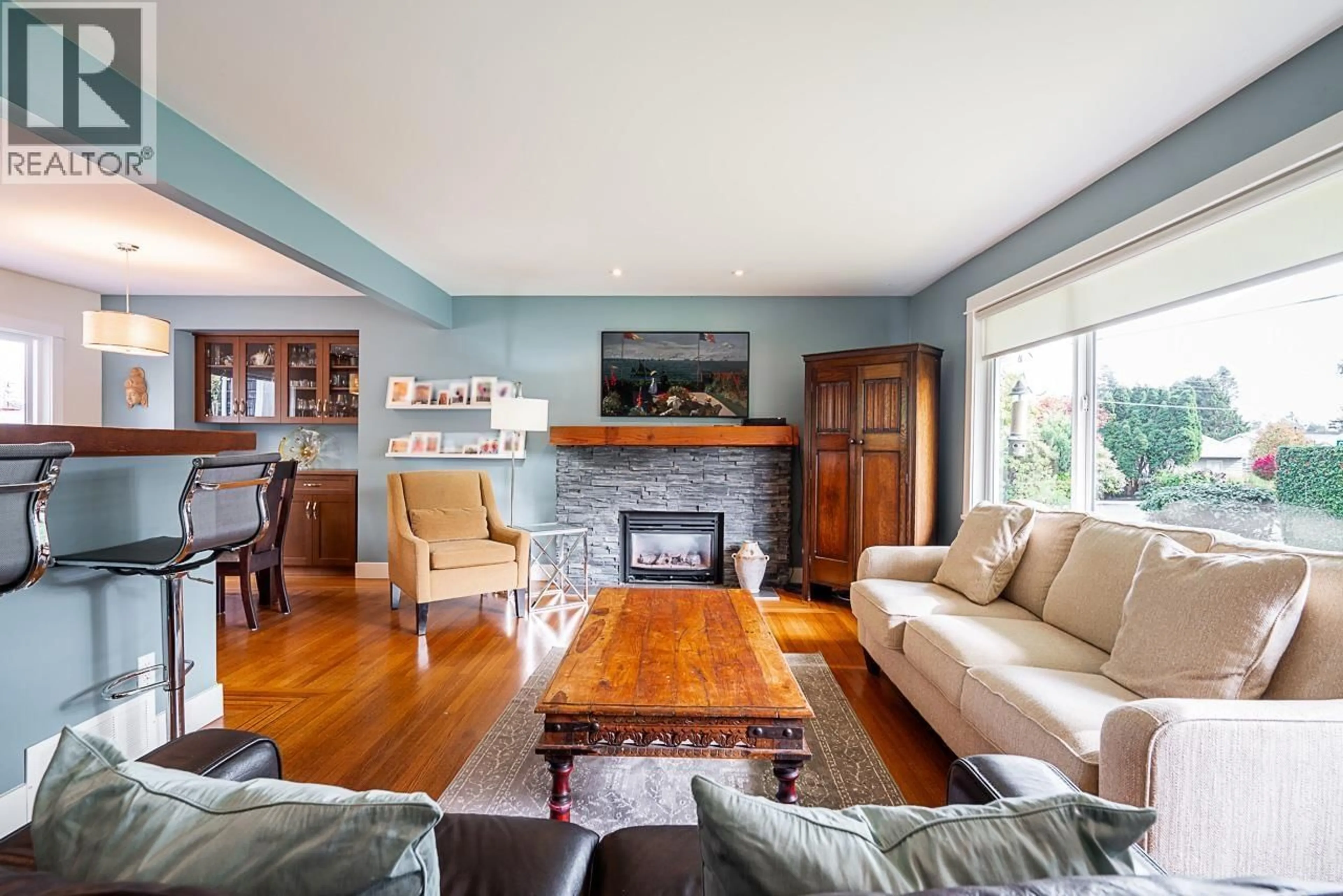 Living room with furniture, wood/laminate floor for 5015 CHEHALIS DRIVE, Delta British Columbia V4M1Y7