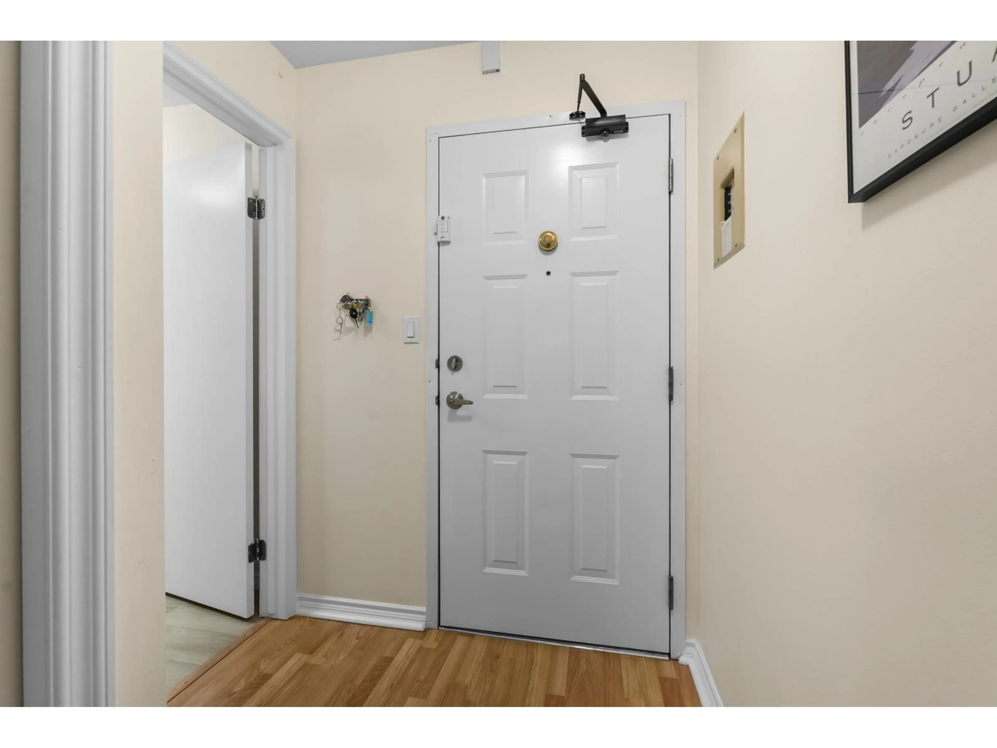 Indoor entryway for 302 - 2414 CHURCH STREET, Abbotsford British Columbia V2T3J7
