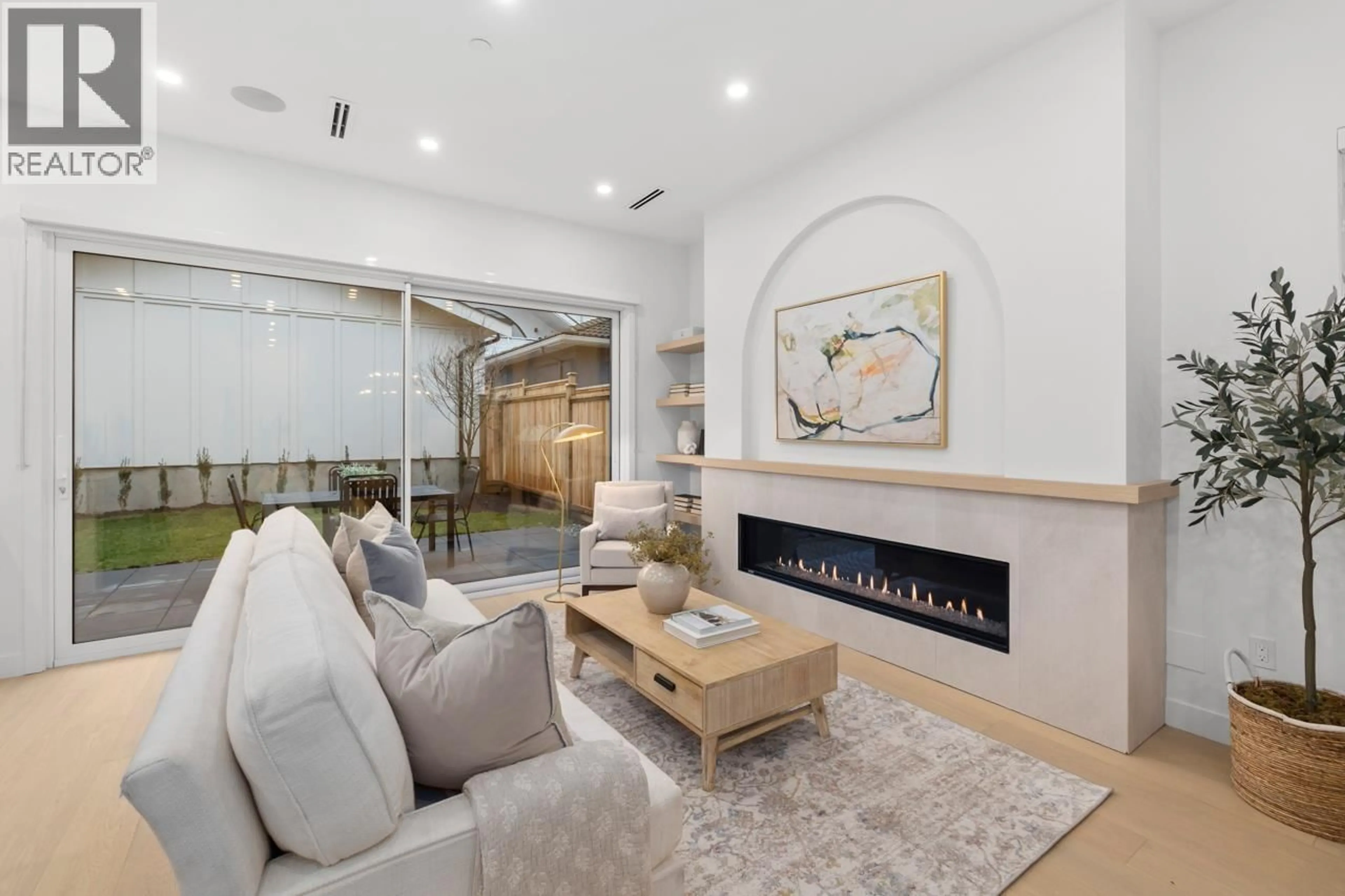 Living room with furniture, unknown for 2 - 810 22ND AVENUE, Vancouver British Columbia V5V1V7