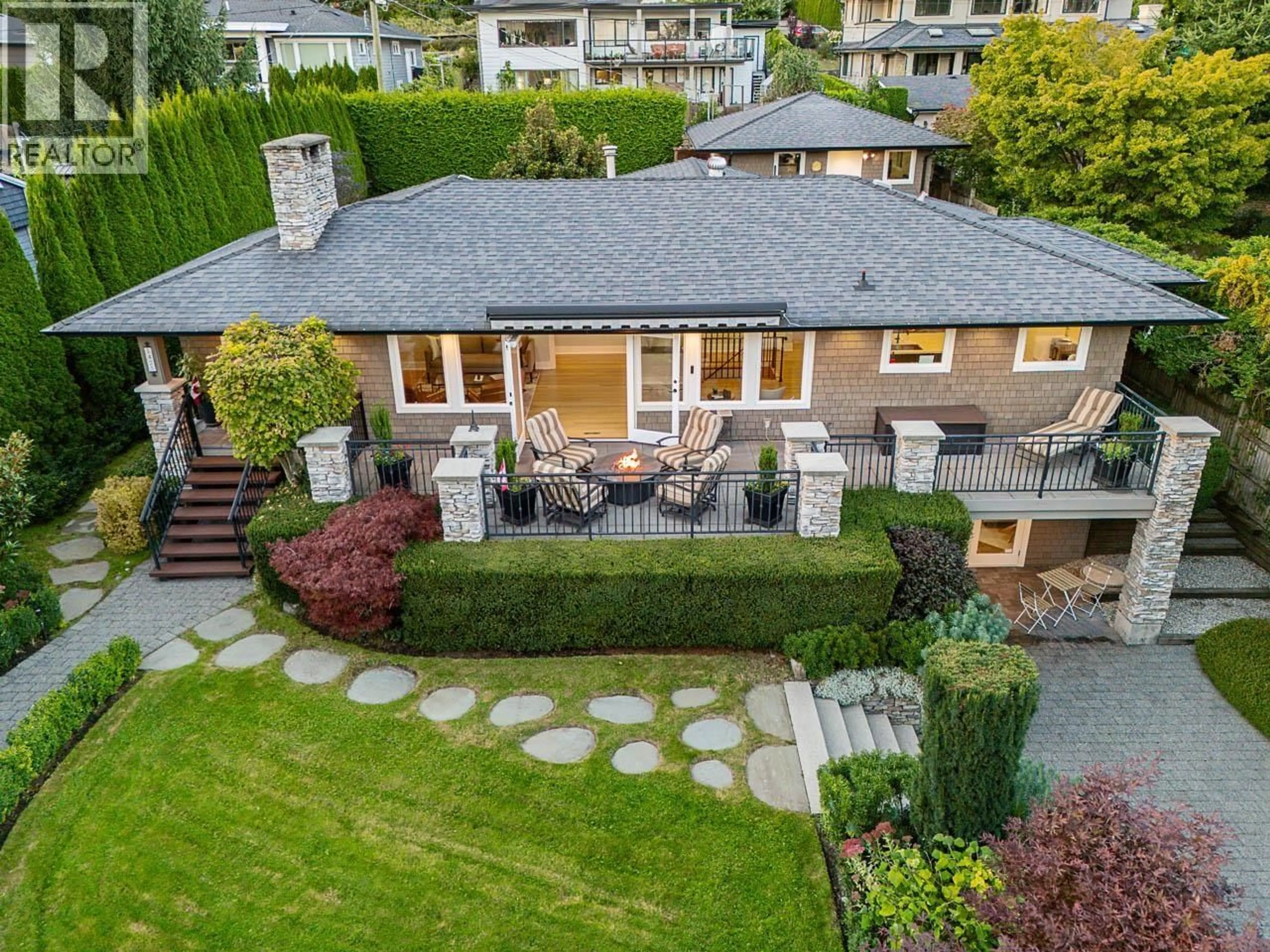 A pic from outside/outdoor area/front of a property/back of a property/a pic from drone, street for 1425 PALMERSTON AVENUE, West Vancouver British Columbia V7T2H8