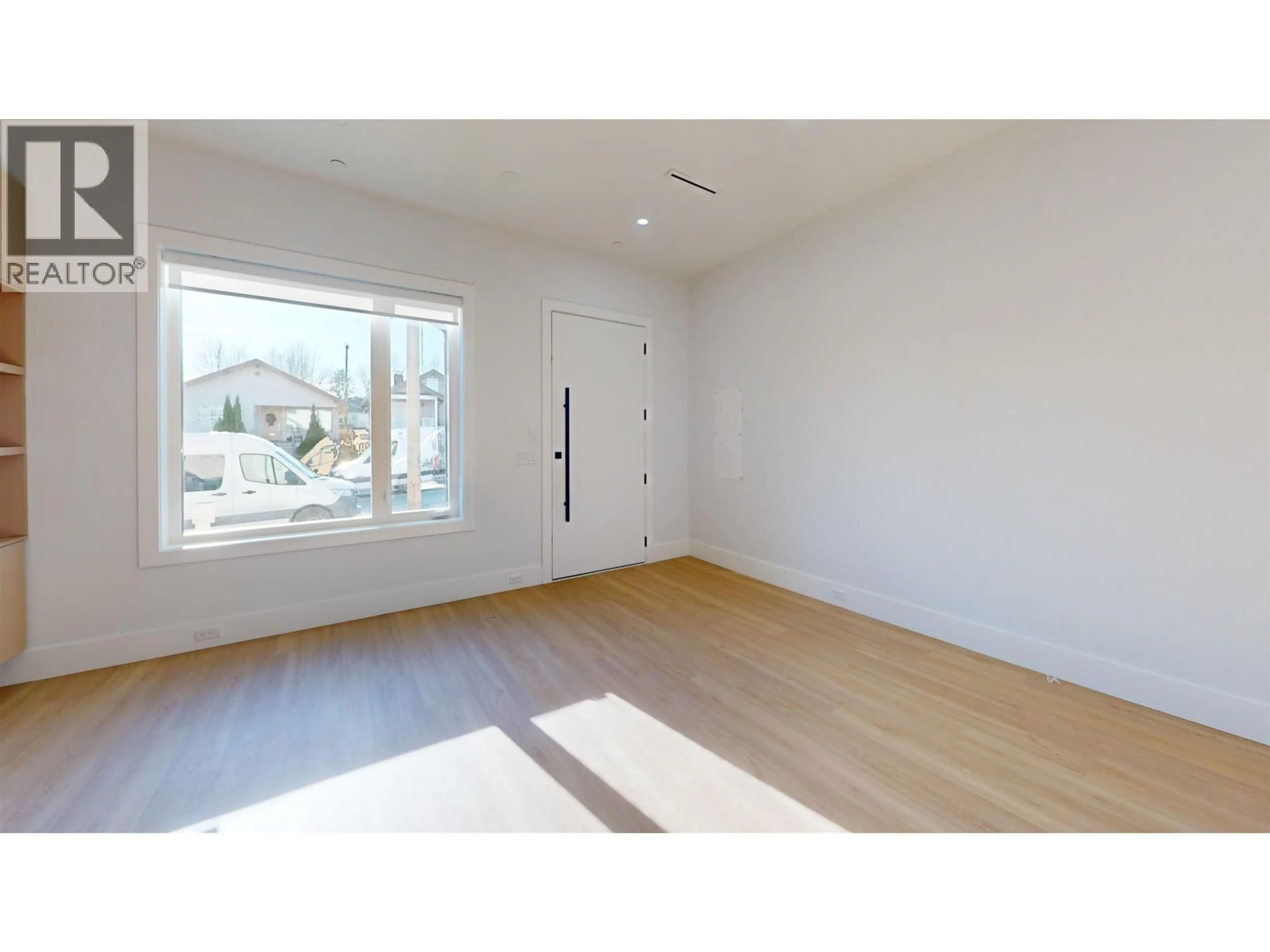 Indoor entryway for 2825 DUNDAS STREET, Vancouver British Columbia V5K1R5