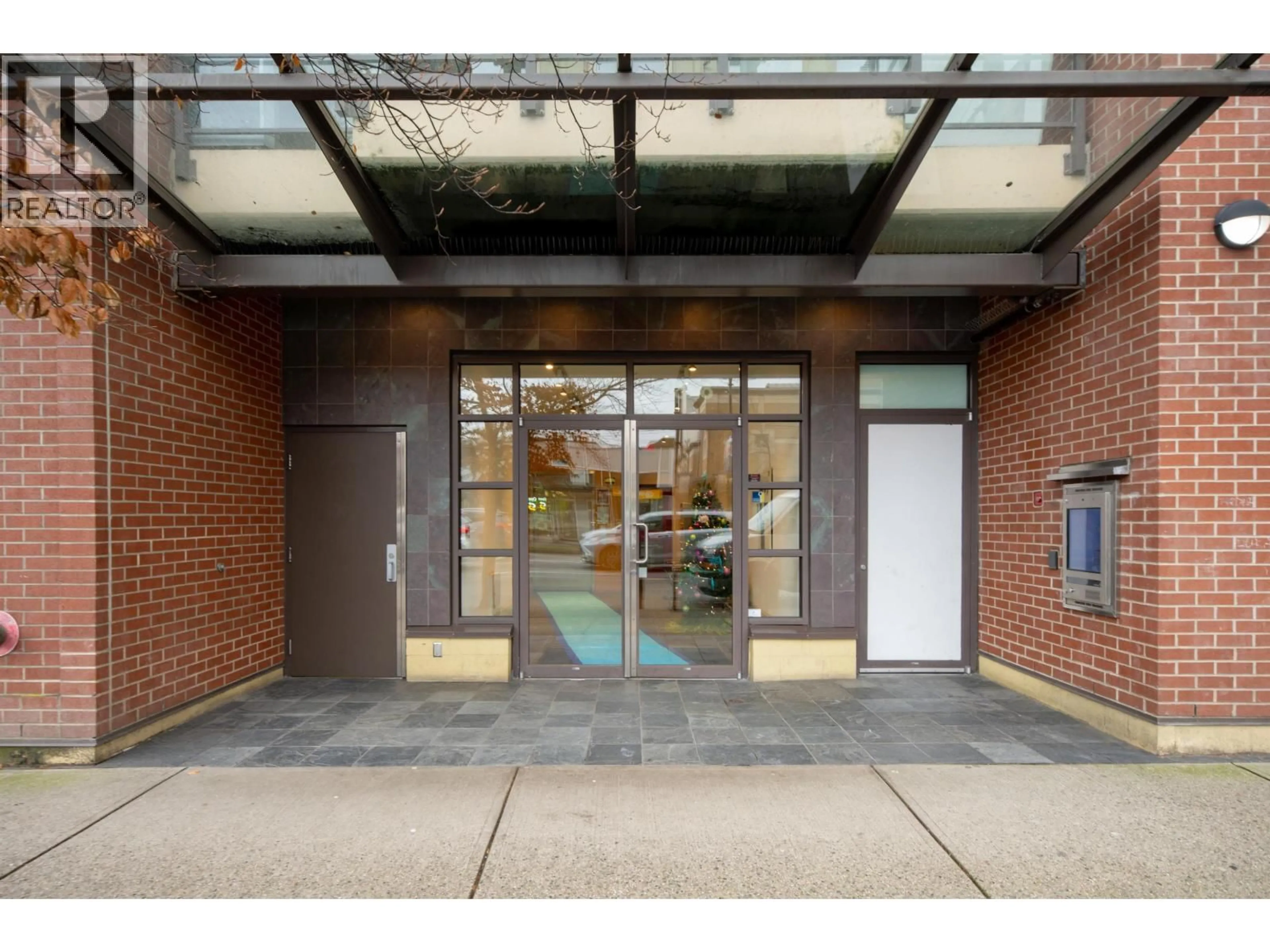 Indoor foyer for 410 - 2828 MAIN STREET, Vancouver British Columbia V5T3G2