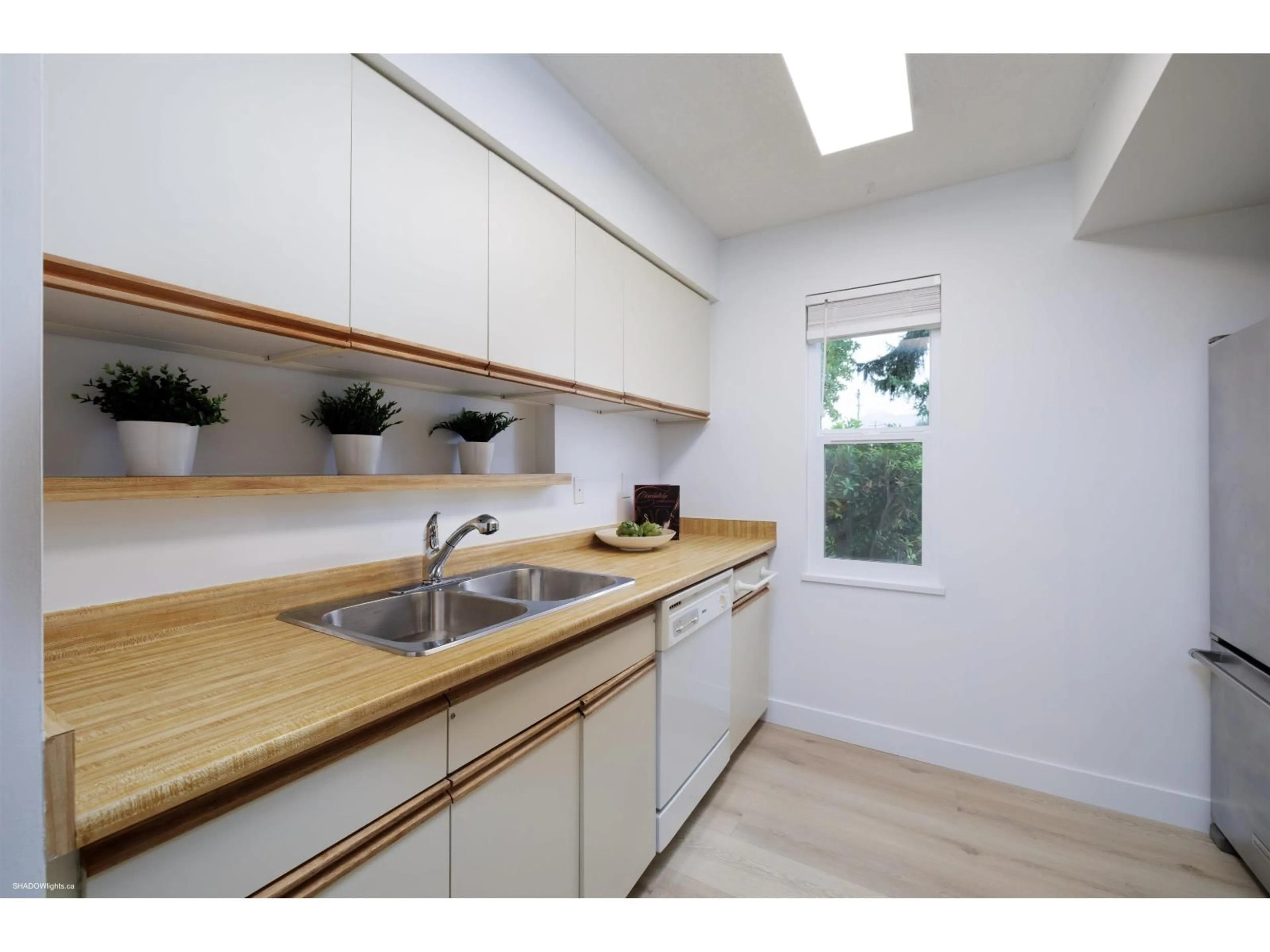 Standard kitchen, wood/laminate floor for 15 - 45915 CHEAM AVENUE, Chilliwack British Columbia V2P1N7