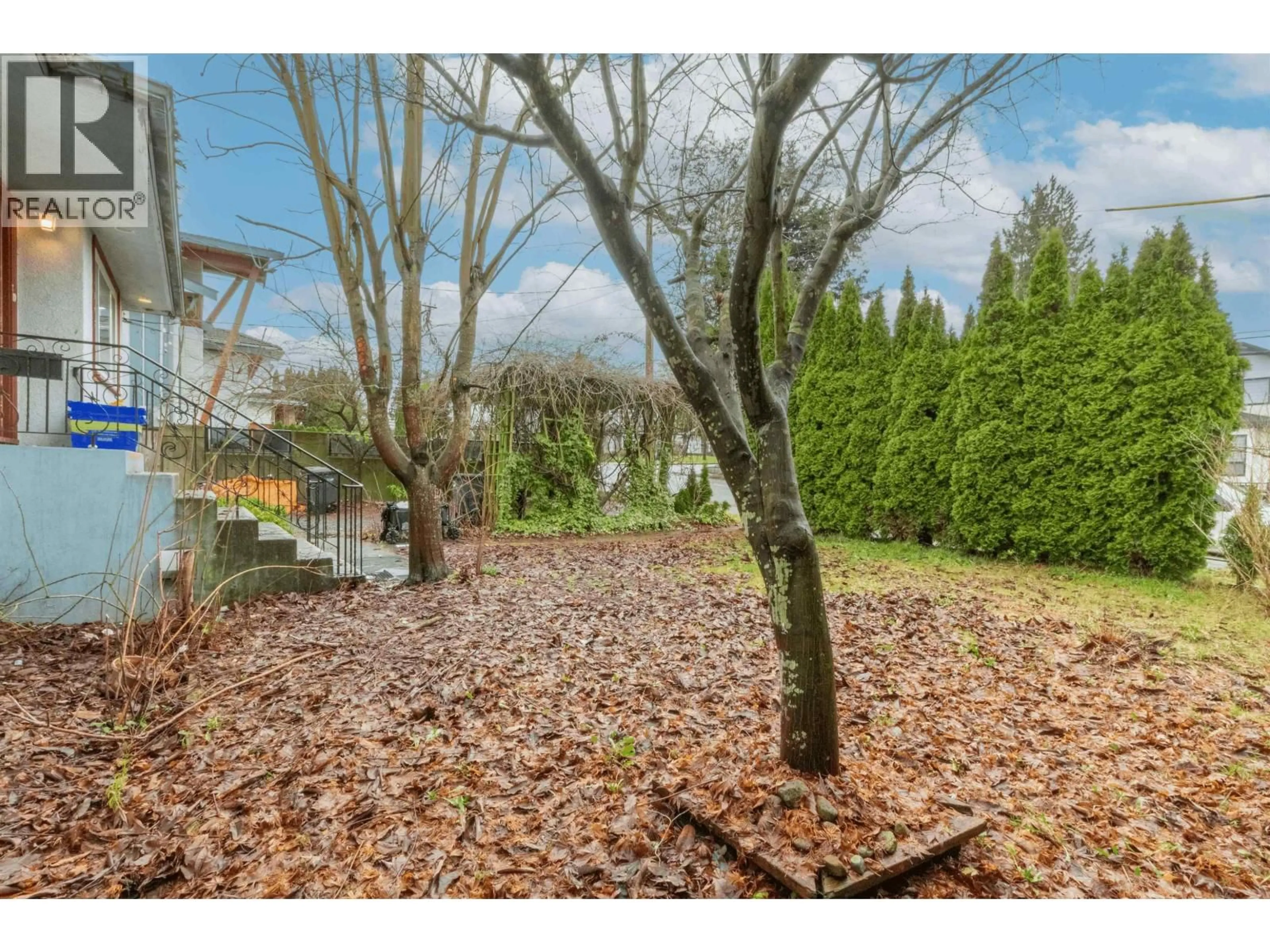 A pic from outside/outdoor area/front of a property/back of a property/a pic from drone, forest/trees view for 4856 SMITH AVENUE, Burnaby British Columbia V5G2W4