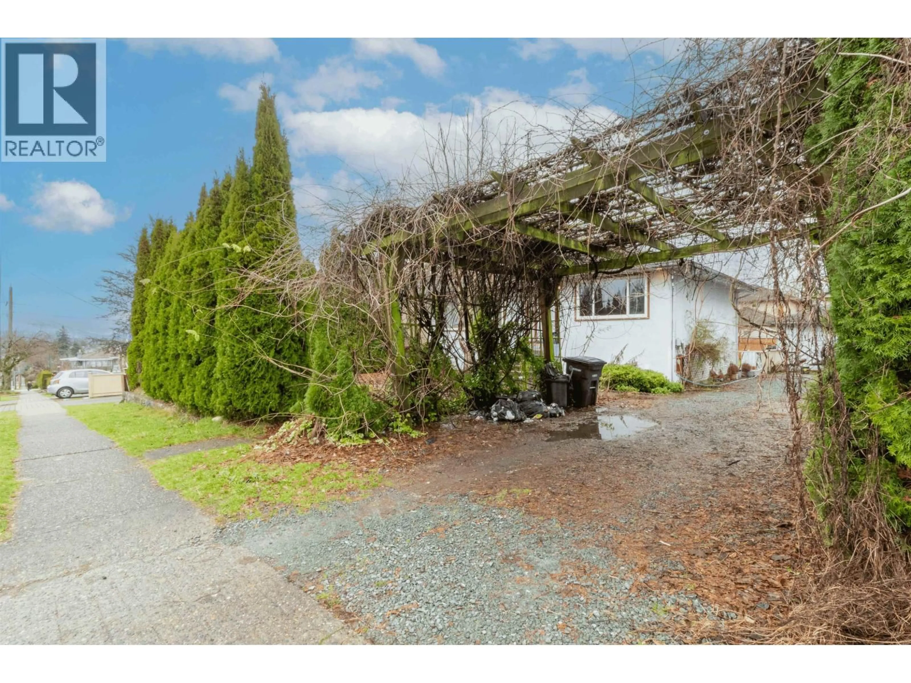 A pic from outside/outdoor area/front of a property/back of a property/a pic from drone, street for 4856 SMITH AVENUE, Burnaby British Columbia V5G2W4