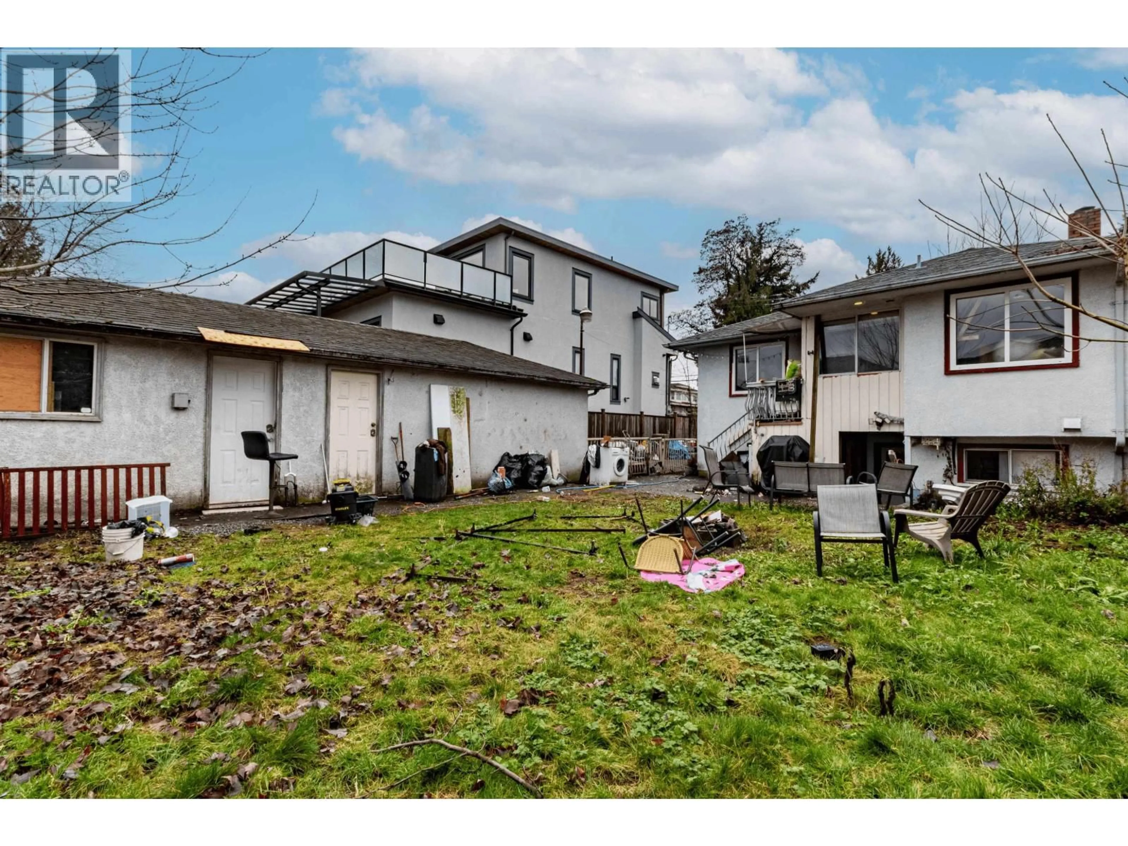 A pic from outside/outdoor area/front of a property/back of a property/a pic from drone, street for 4856 SMITH AVENUE, Burnaby British Columbia V5G2W4