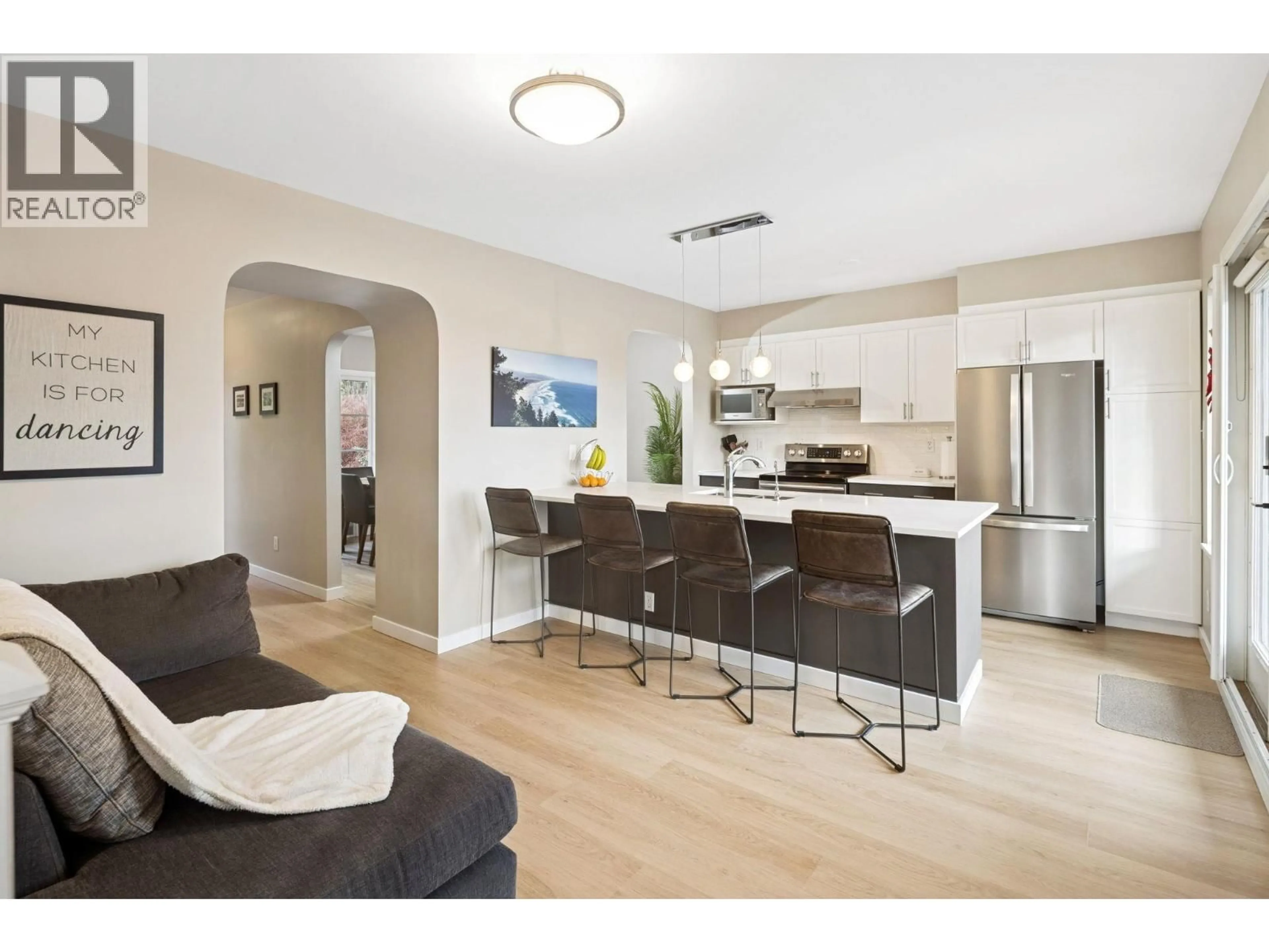 Open concept kitchen, unknown for 506 TEMPE CRESCENT, North Vancouver British Columbia V7N1E8