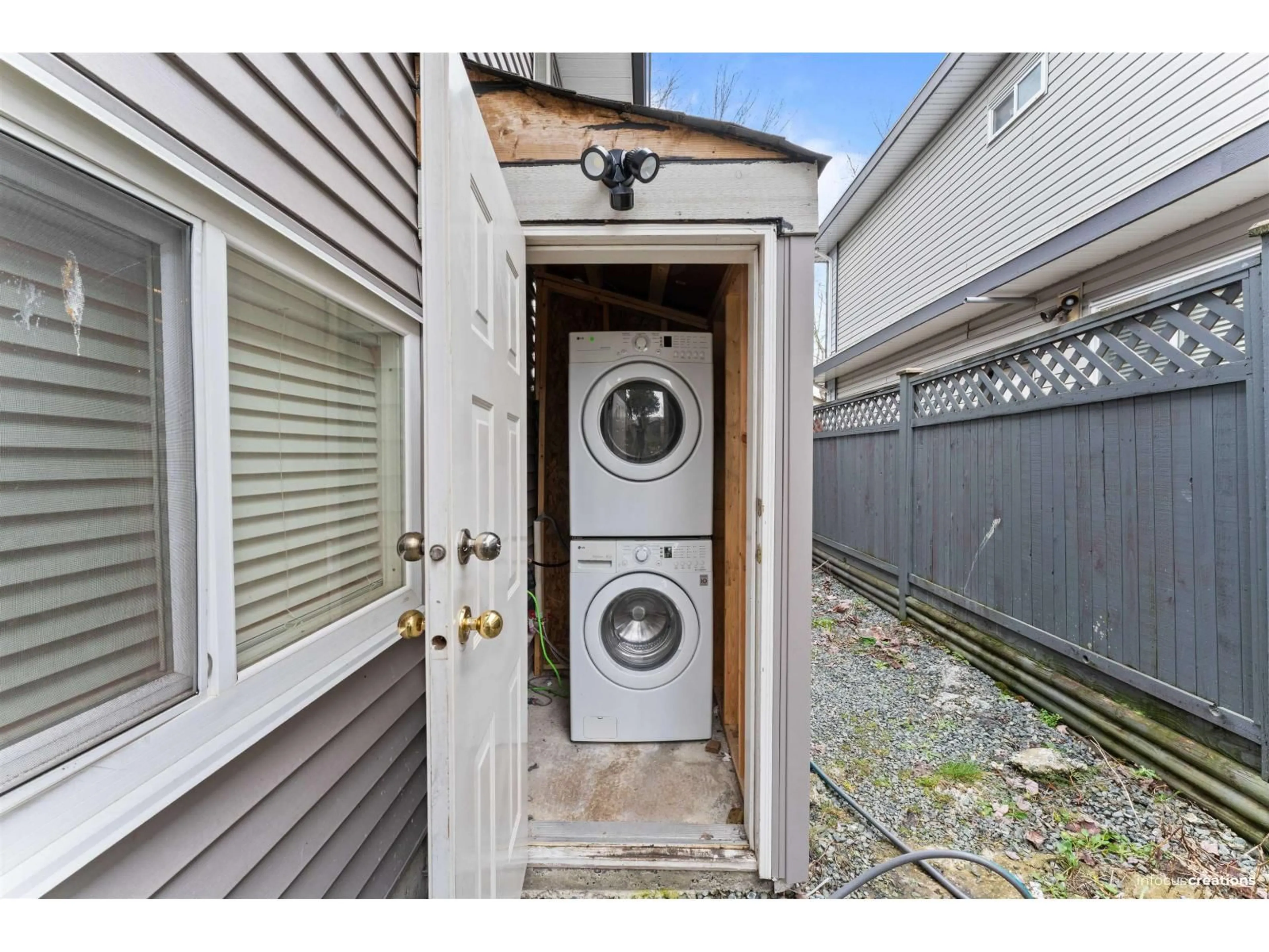 Laundry room for 14502 85A AVENUE, Surrey British Columbia V3S5T6