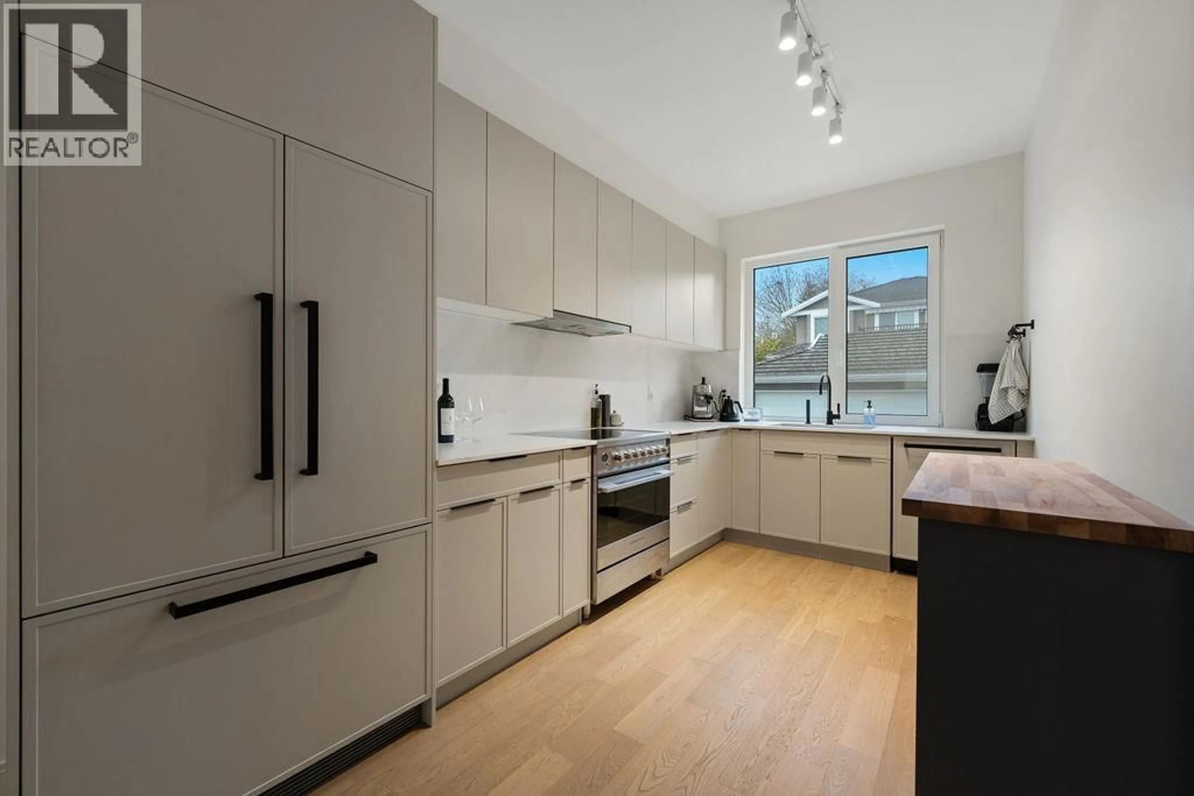 Unknown for 27 - 632 3RD STREET, North Vancouver British Columbia V7L1G7