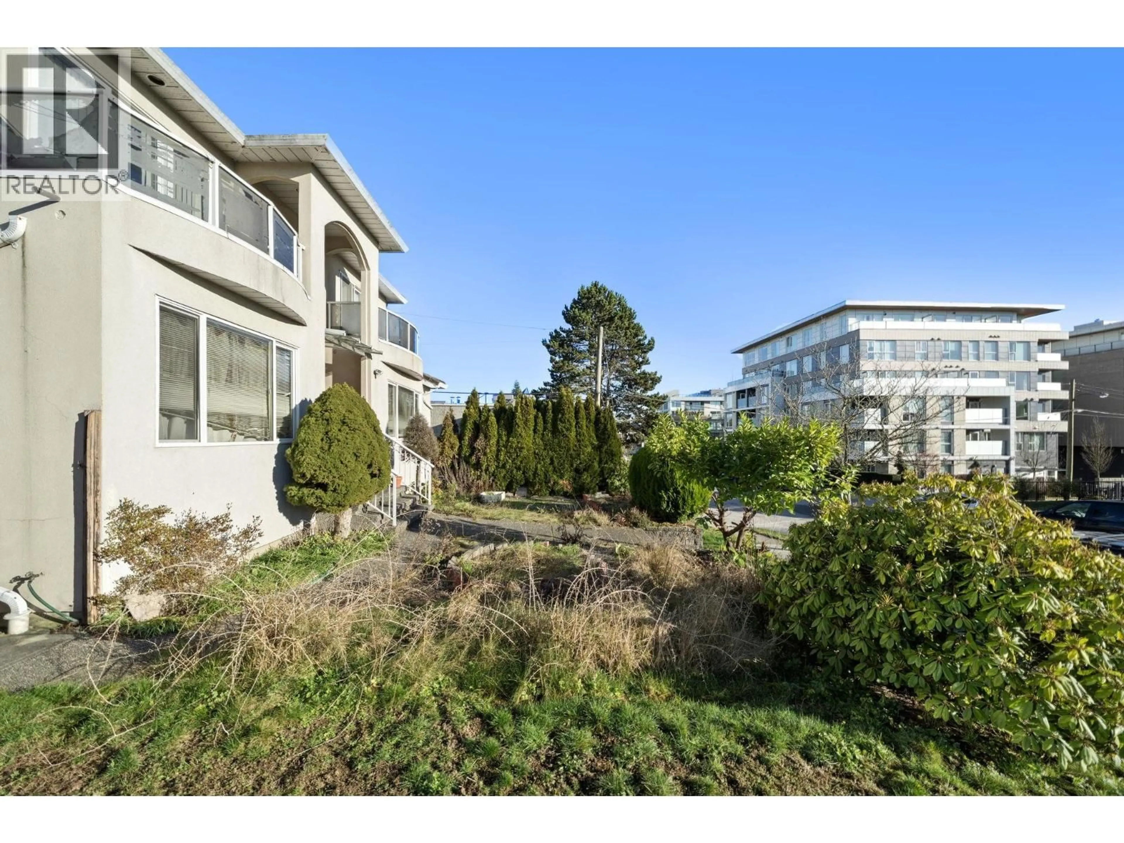A pic from outside/outdoor area/front of a property/back of a property/a pic from drone, unknown for 515 60TH AVENUE, Vancouver British Columbia V6P1Z8