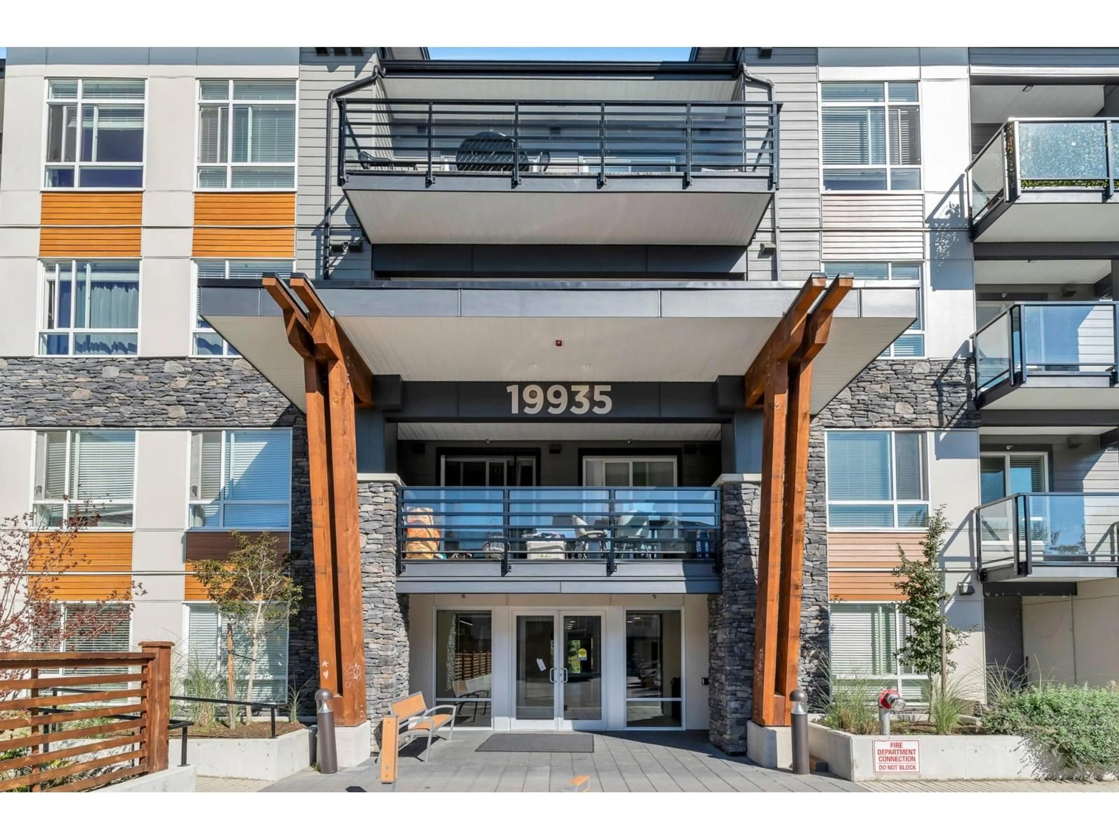 Indoor foyer for 214 - 19935 75A AVENUE, Langley British Columbia V2Y4L6