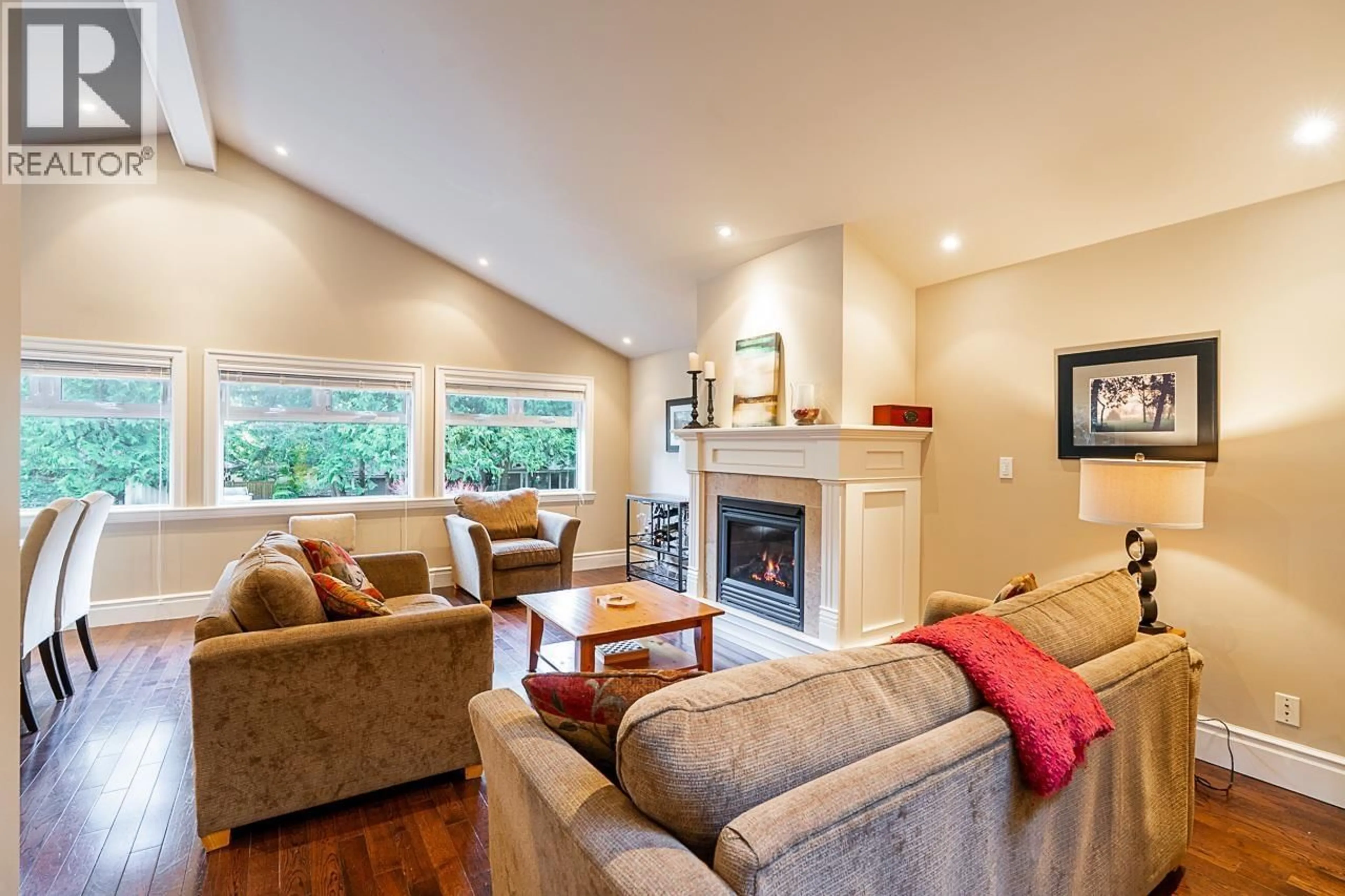 Living room with furniture, unknown for 4640 WOODBURN ROAD, West Vancouver British Columbia V7S2W6