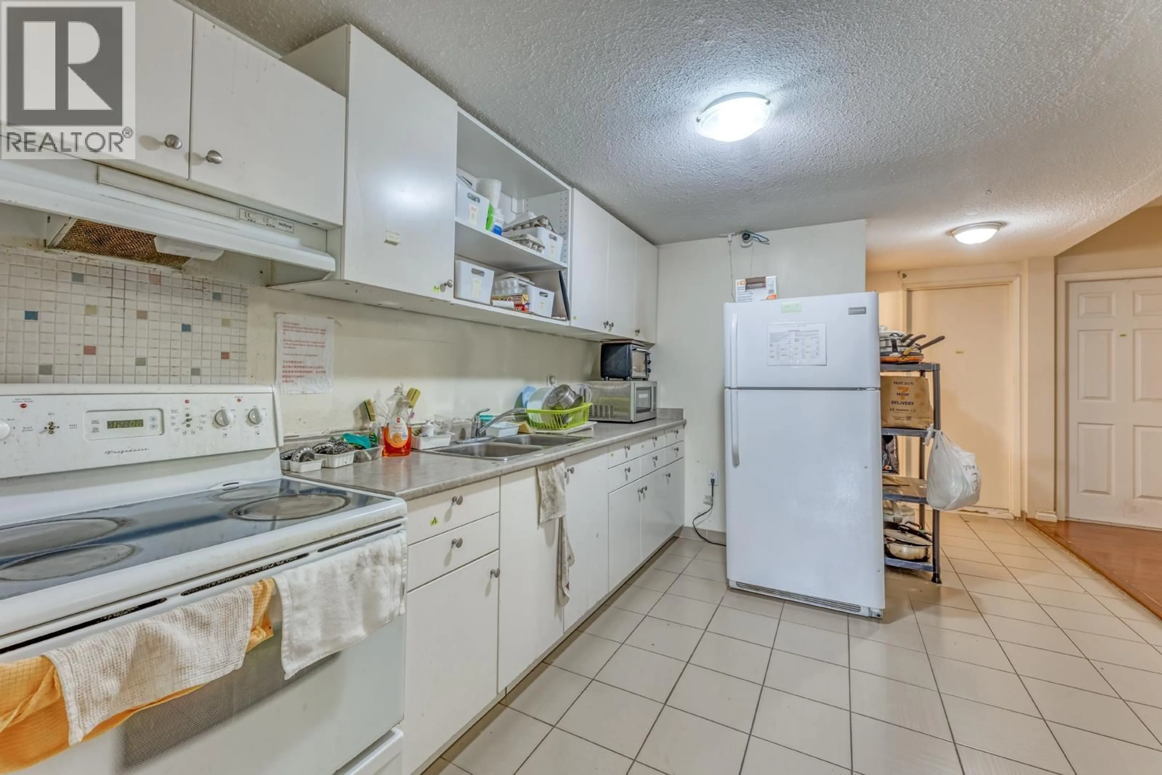 Standard kitchen, unknown for 3302 5TH AVENUE, Vancouver British Columbia V5M1P4