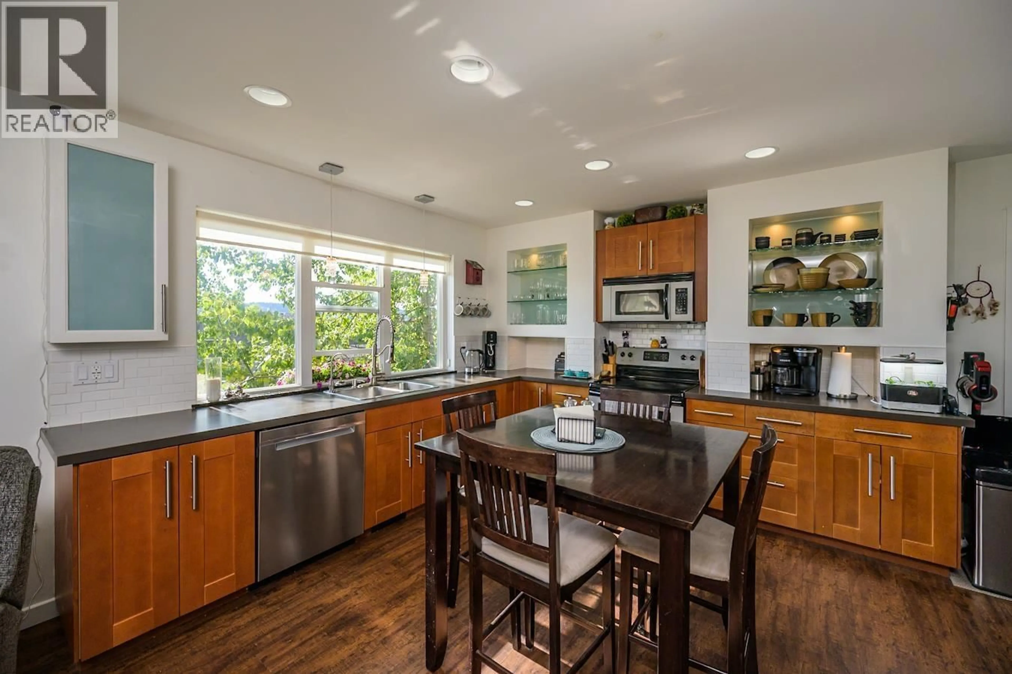 Open concept kitchen, unknown for 1807 12TH AVENUE, Prince George British Columbia V2M1P8