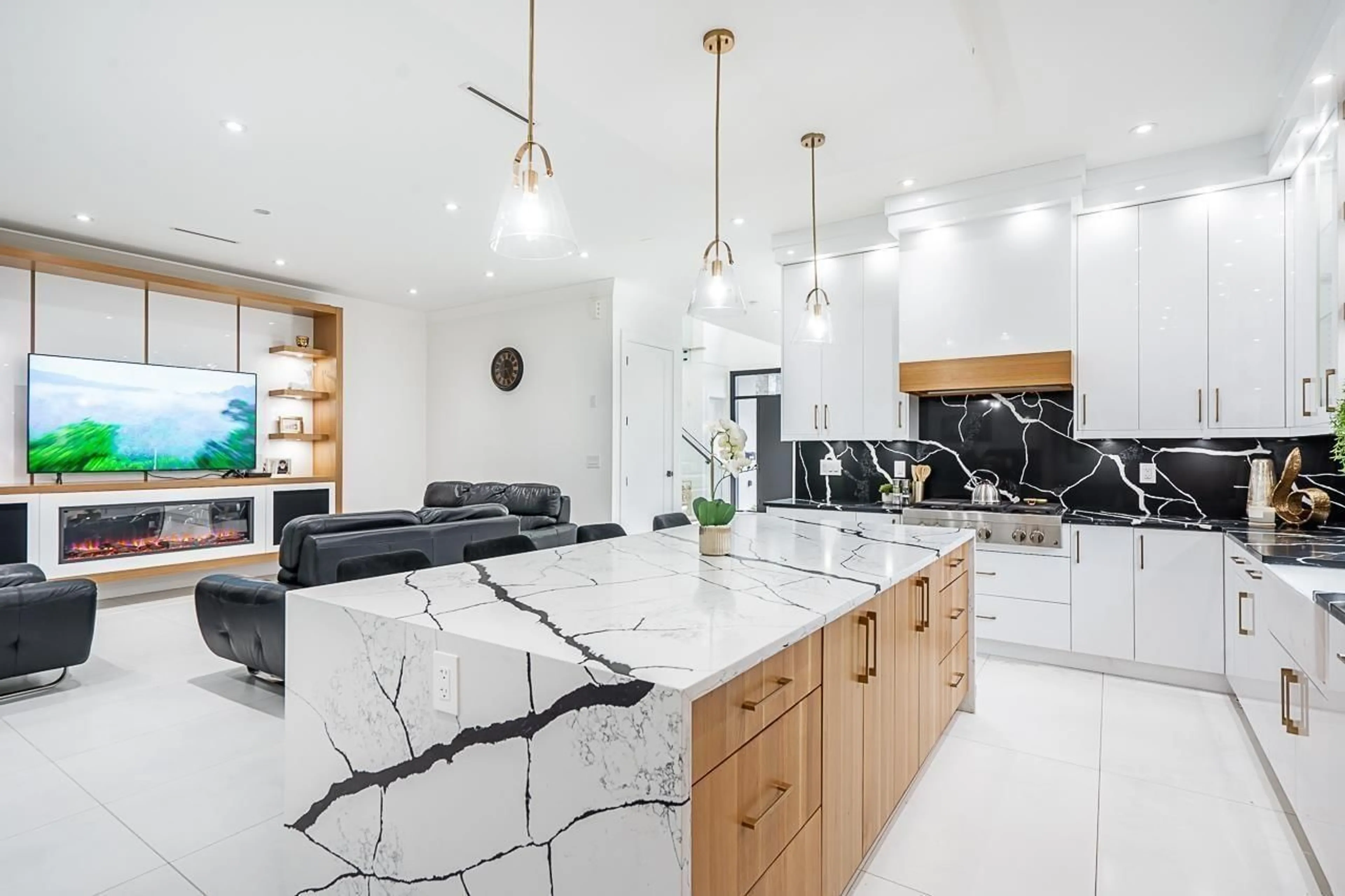 Contemporary kitchen, ceramic/tile floor for 6052 172 STREET, Surrey British Columbia V3S3Z7