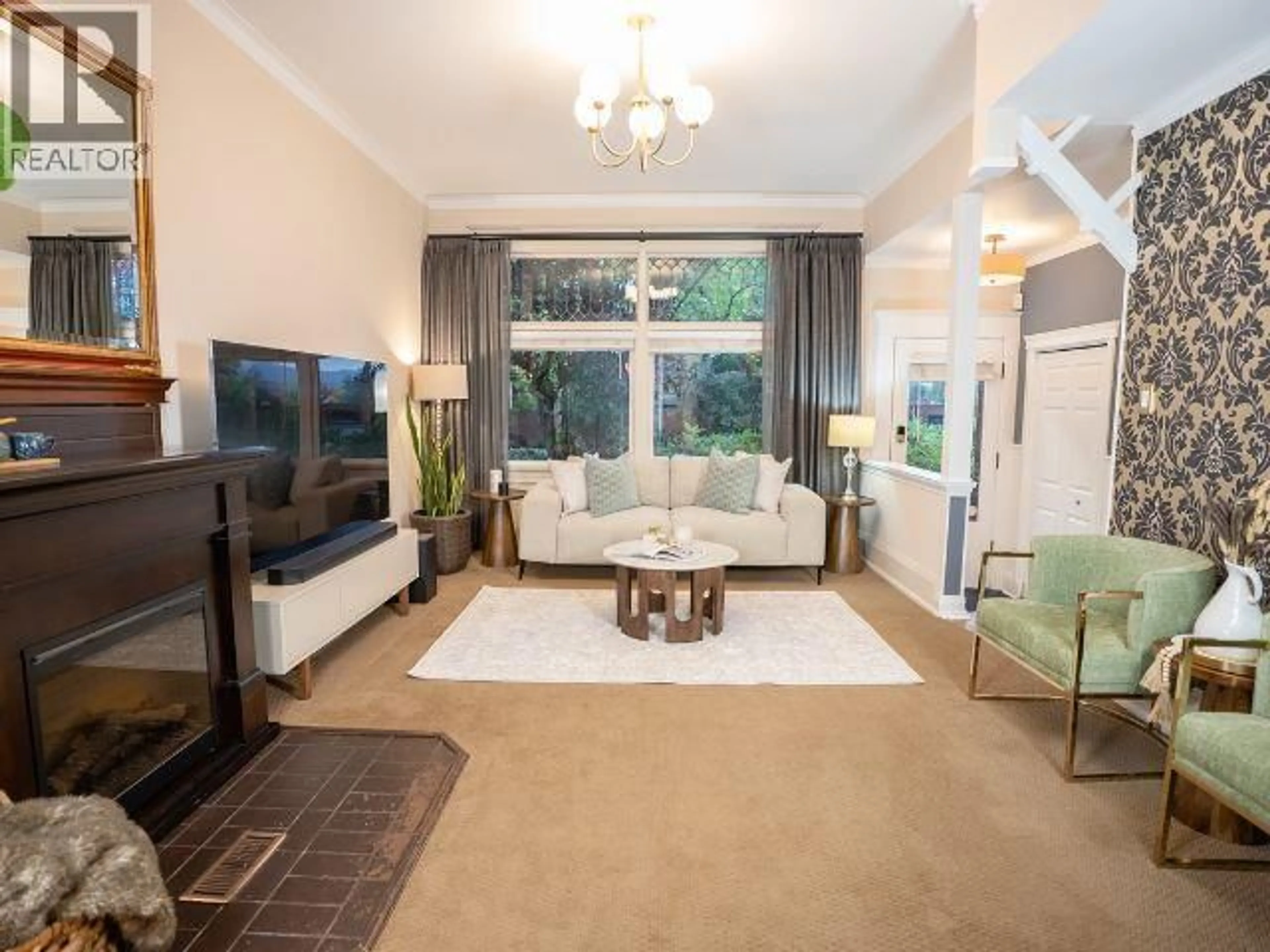 Living room with furniture, unknown for 124 SIXTH AVENUE, New Westminster British Columbia V3L1T4