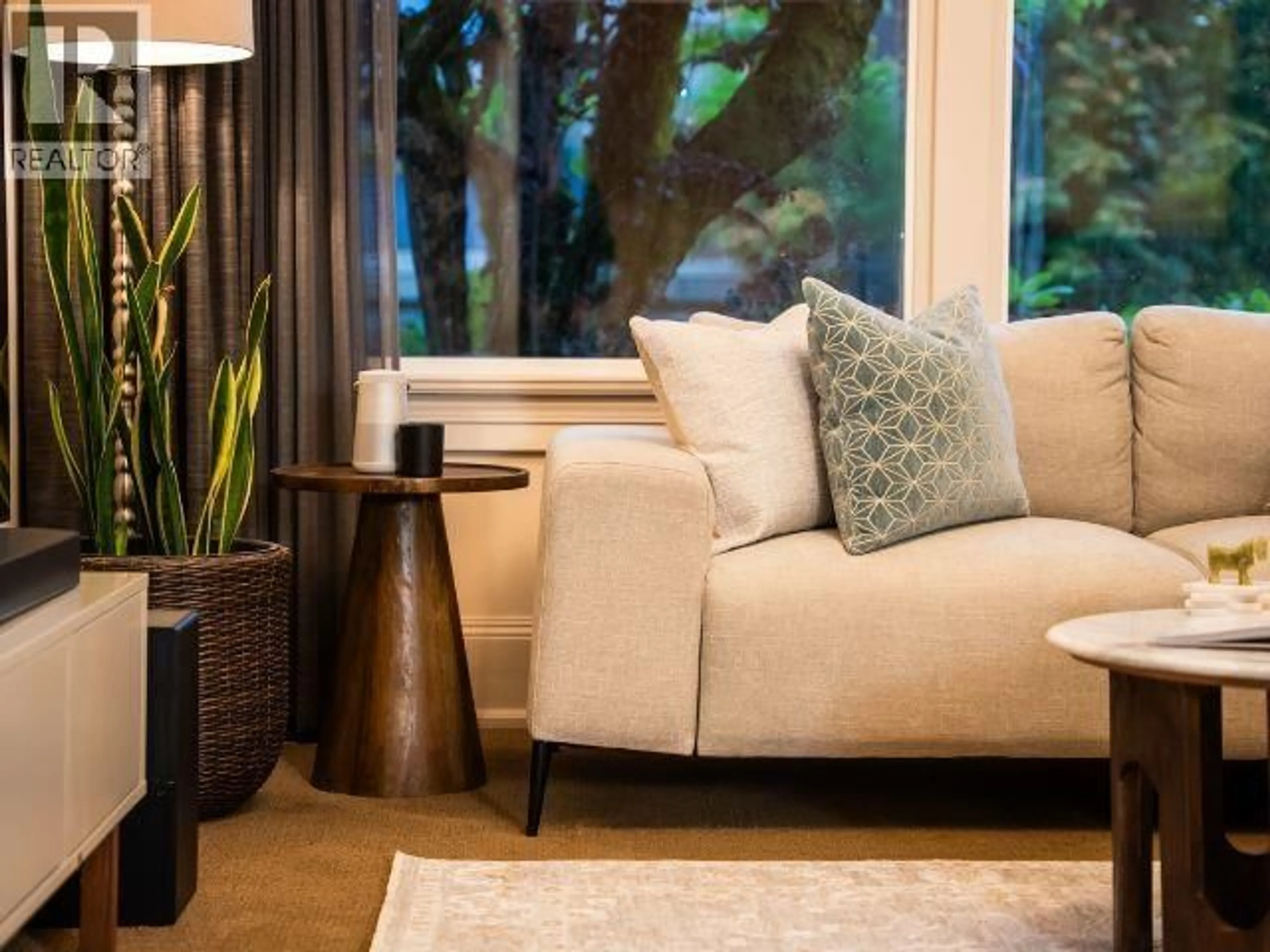 Living room with furniture, unknown for 124 SIXTH AVENUE, New Westminster British Columbia V3L1T4