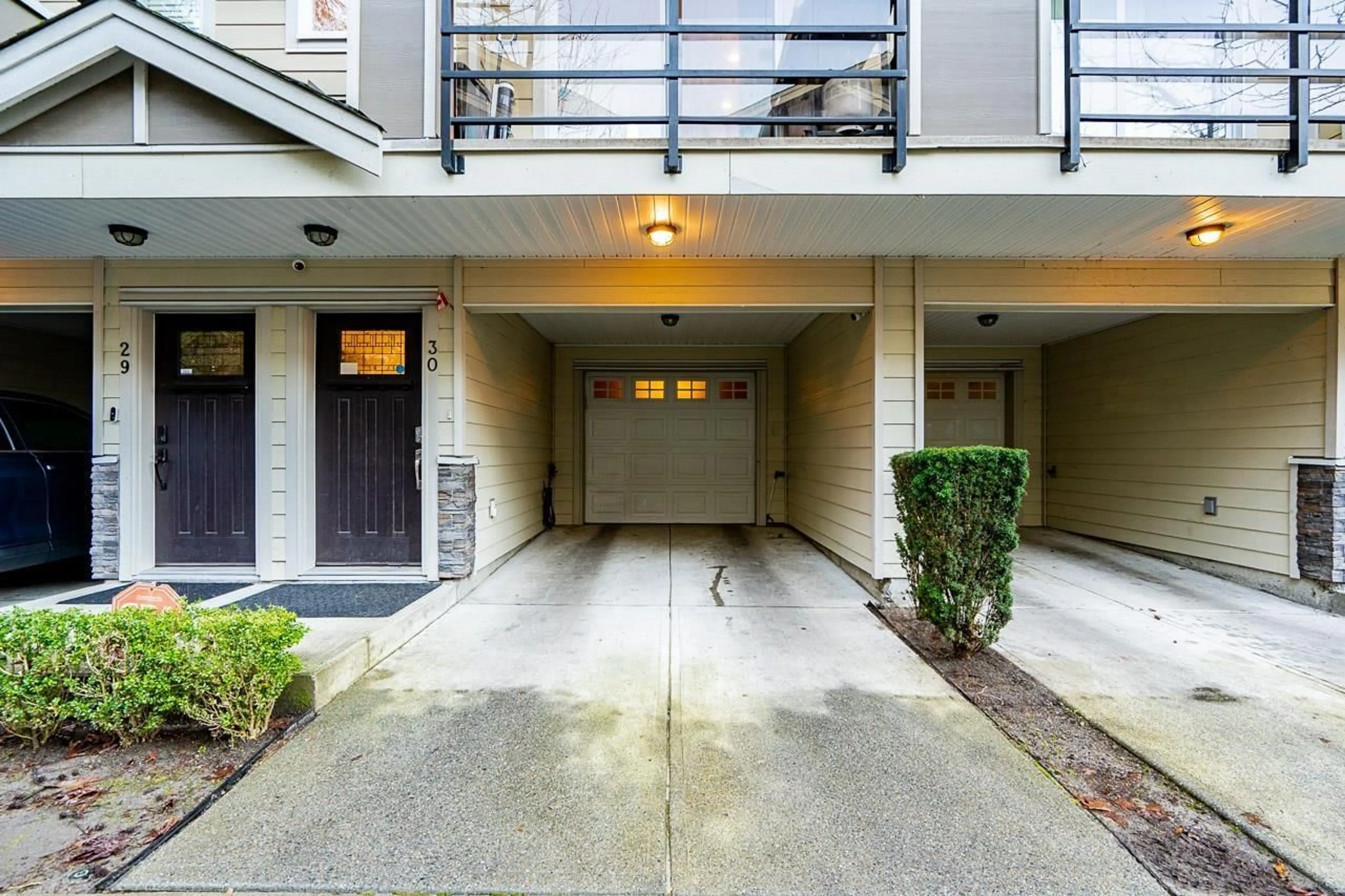 Indoor entryway for 30 - 6383 140 STREET, Surrey British Columbia V3W0E9