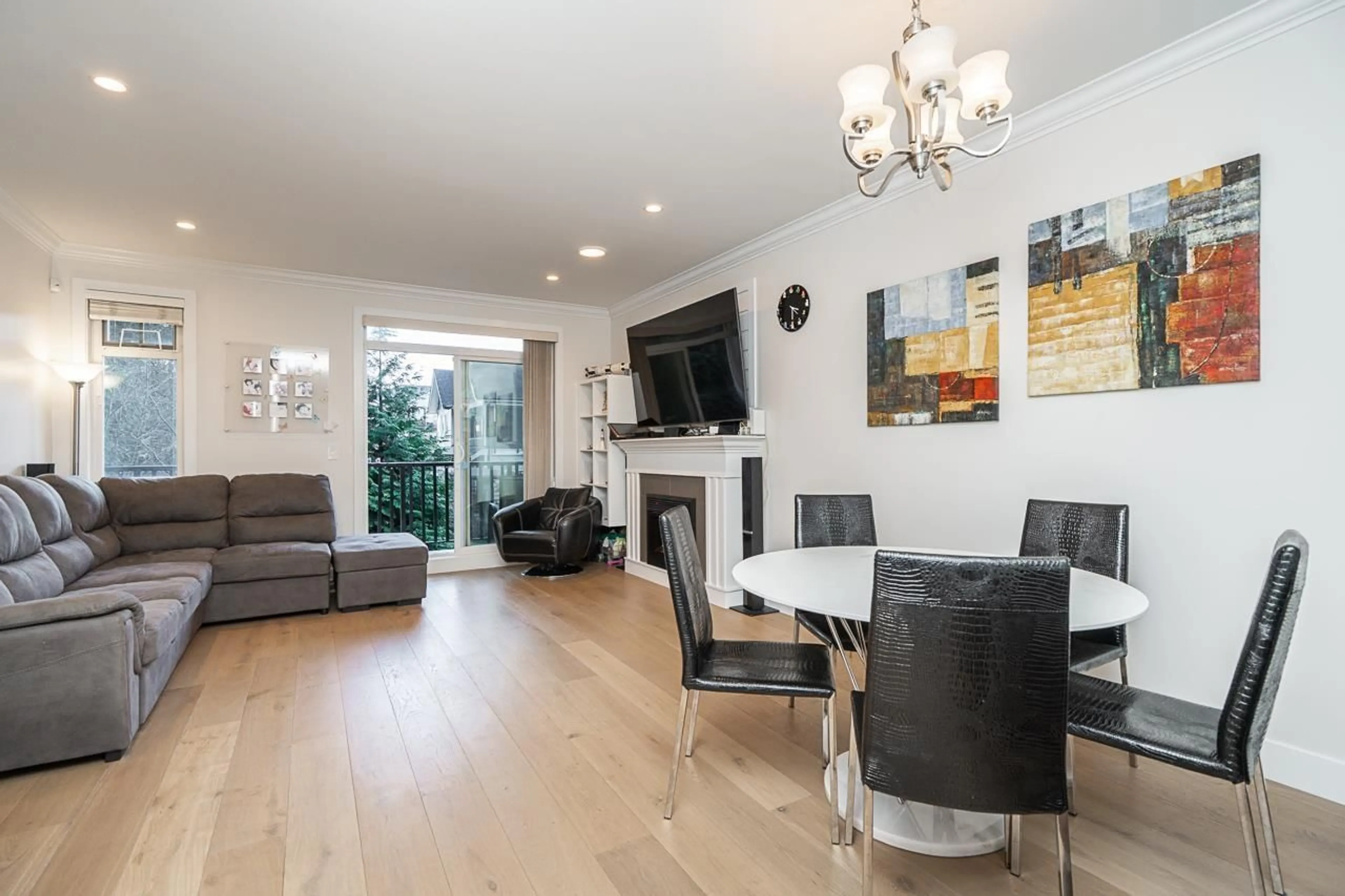 Living room with furniture, wood/laminate floor for 30 - 6383 140 STREET, Surrey British Columbia V3W0E9