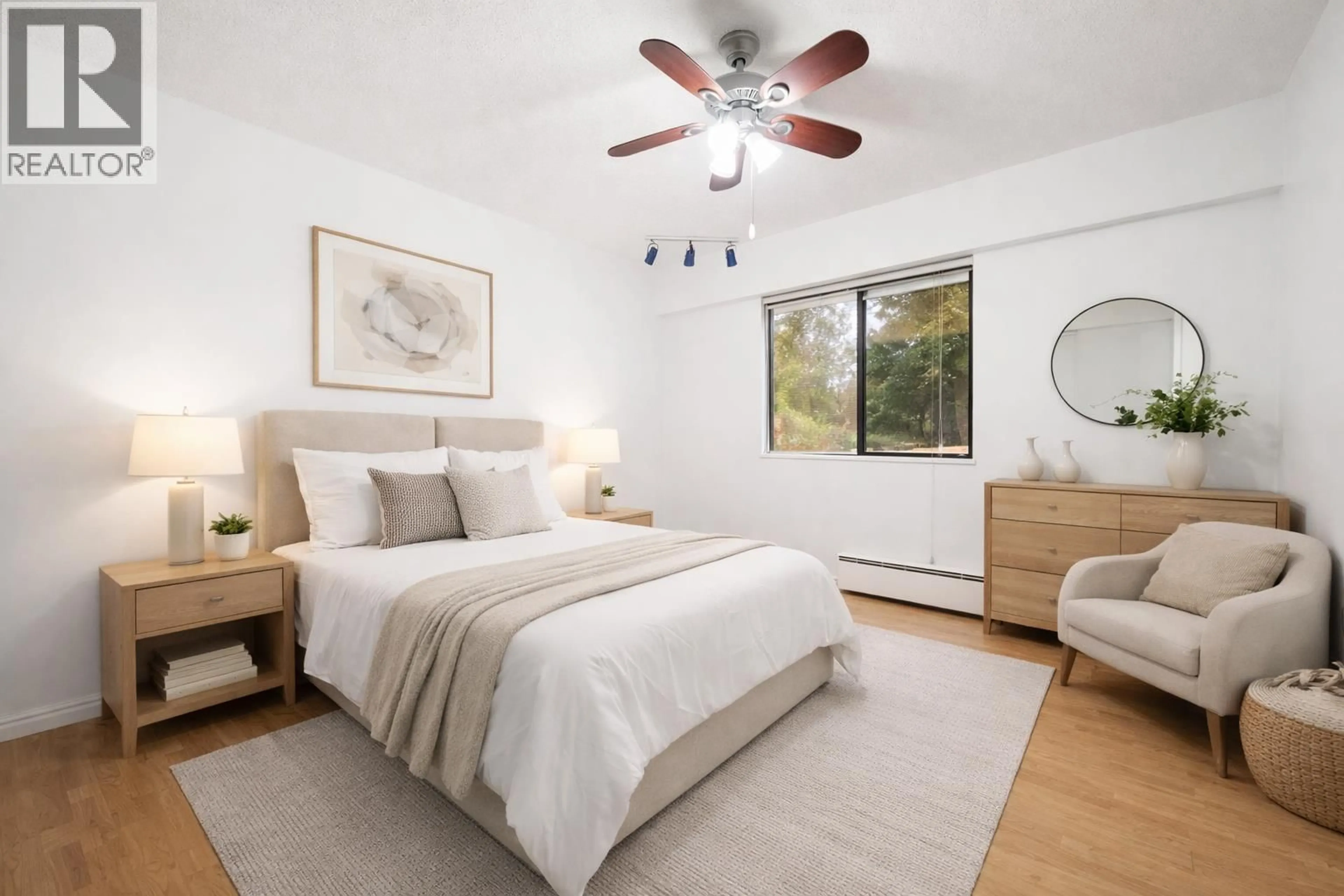 Bedroom with bed, unknown for 8851 HORNE STREET, Burnaby British Columbia V3N4J8