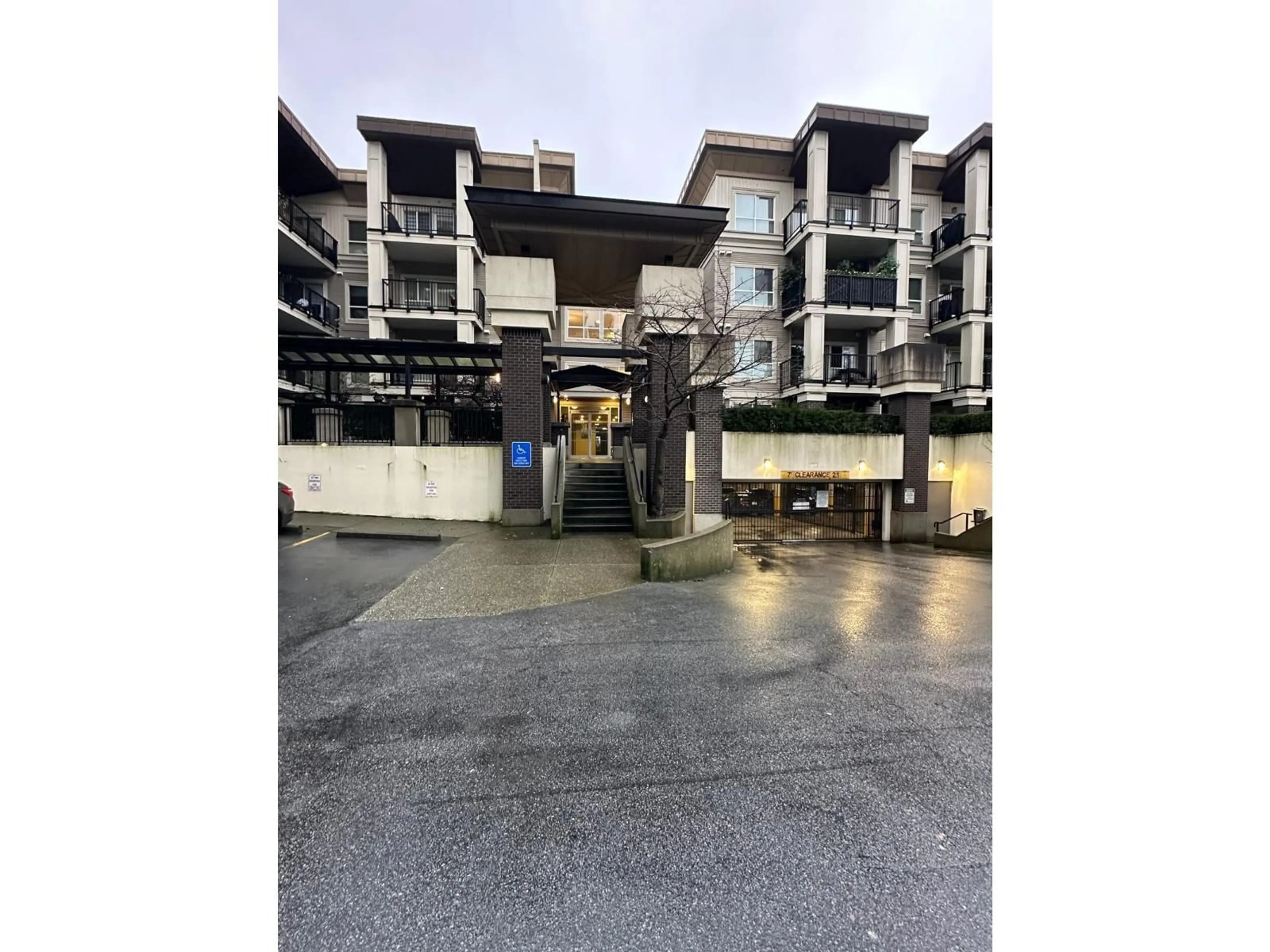 Indoor foyer for 324 - 9655 KING GEORGE BOULEVARD, Surrey British Columbia V3T0C7