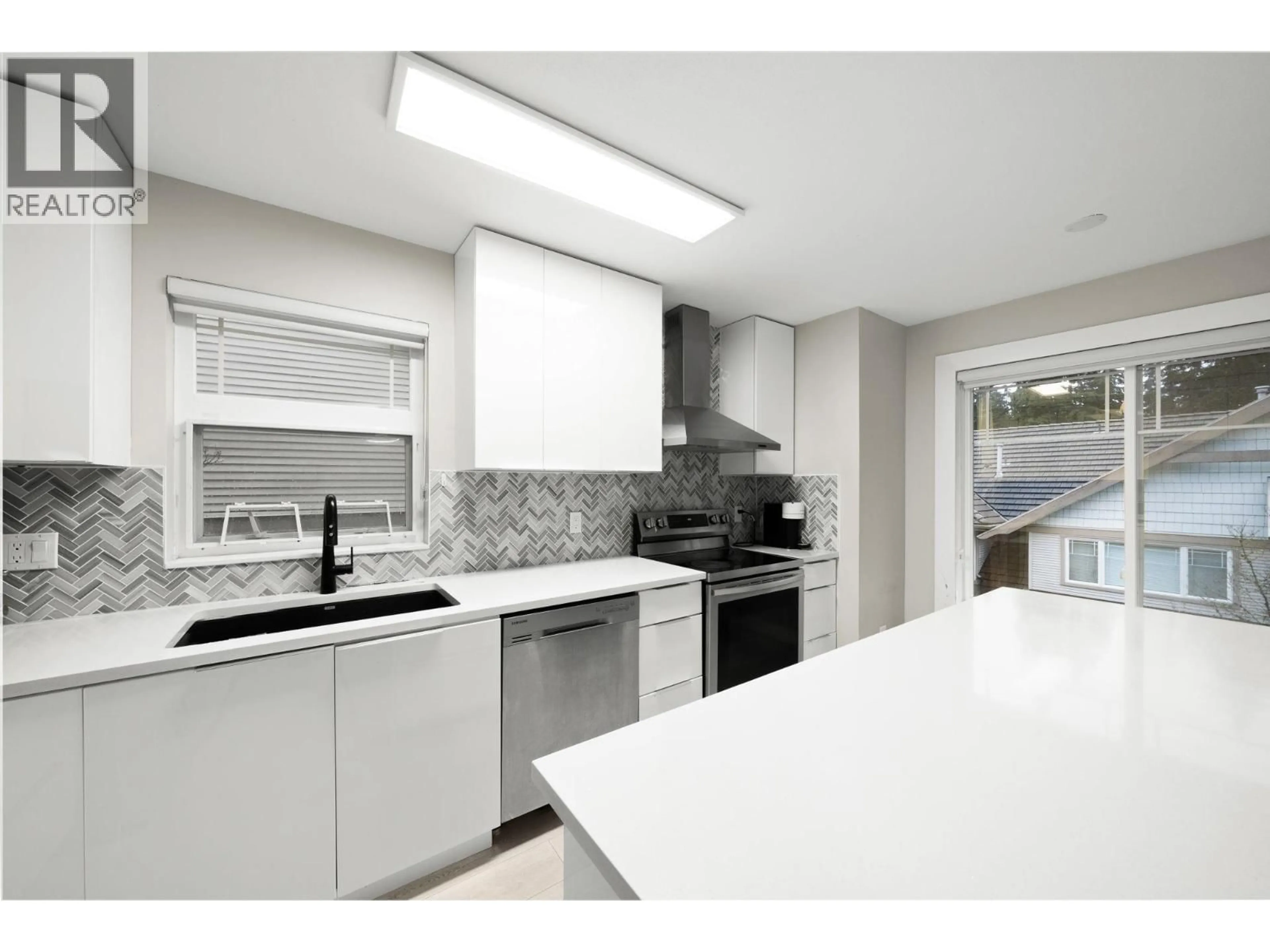 Unknown for 10 - 2351 PARKWAY BOULEVARD, Coquitlam British Columbia V3E3P2