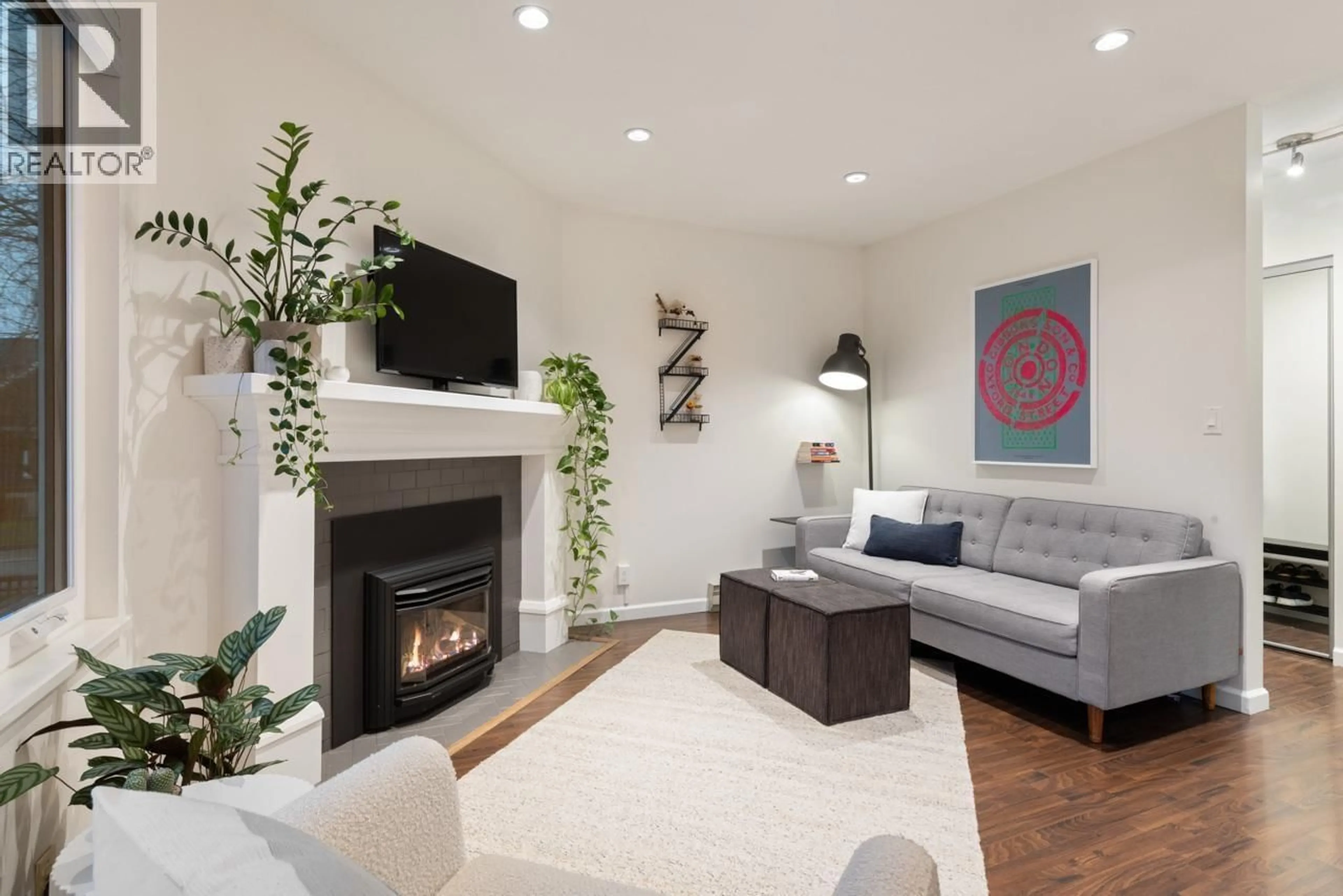 Living room with furniture, wood/laminate floor for 103 15TH AVENUE, Vancouver British Columbia V5Y1X8