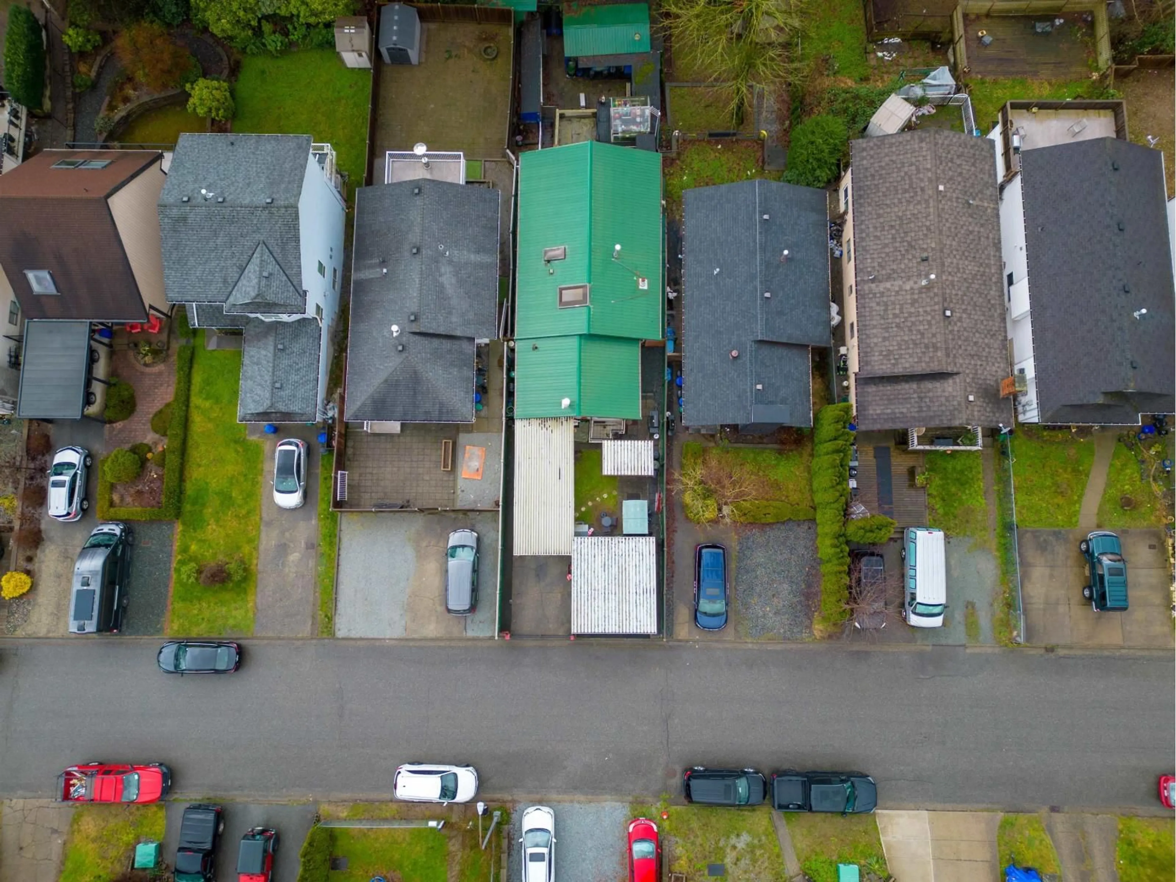 A pic from outside/outdoor area/front of a property/back of a property/a pic from drone, street for 33132 MYRTLE AVENUE, Mission British Columbia V2V5W1