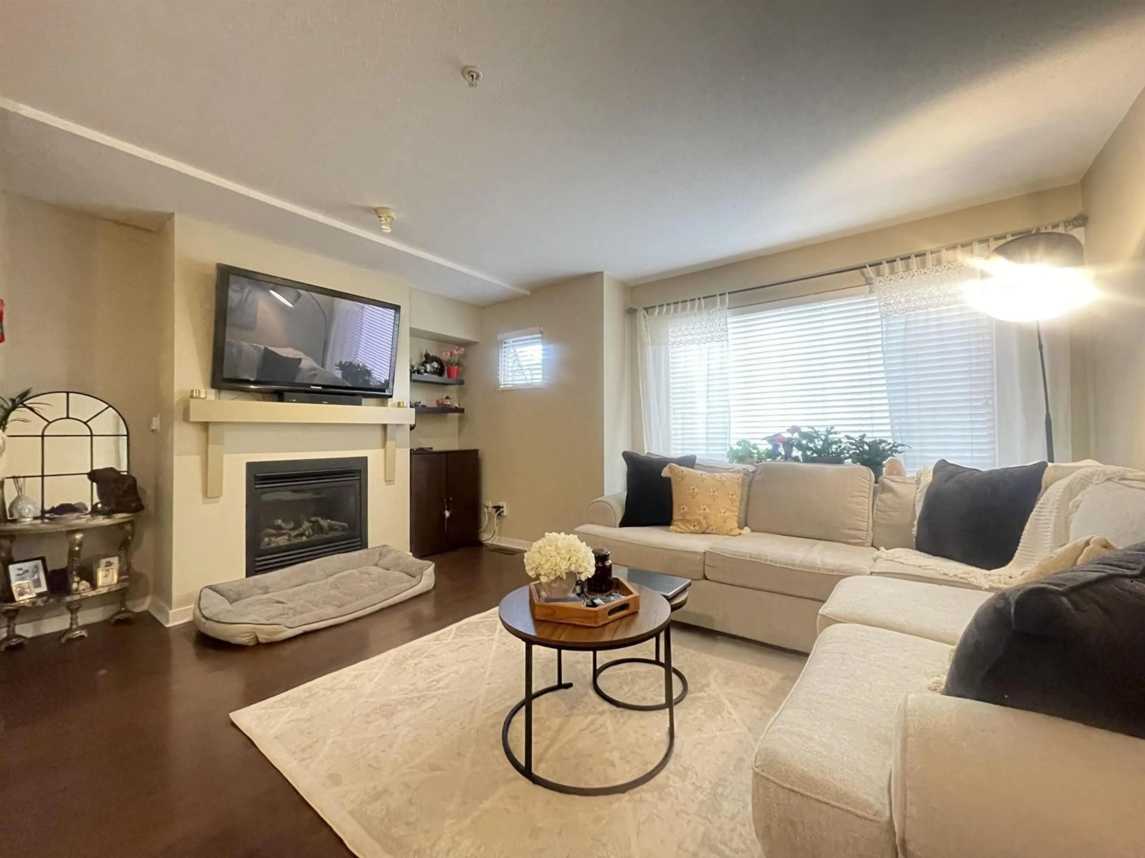 Living room with furniture, wood/laminate floor for 39 - 20350 68 AVENUE, Langley British Columbia V2Y3A5