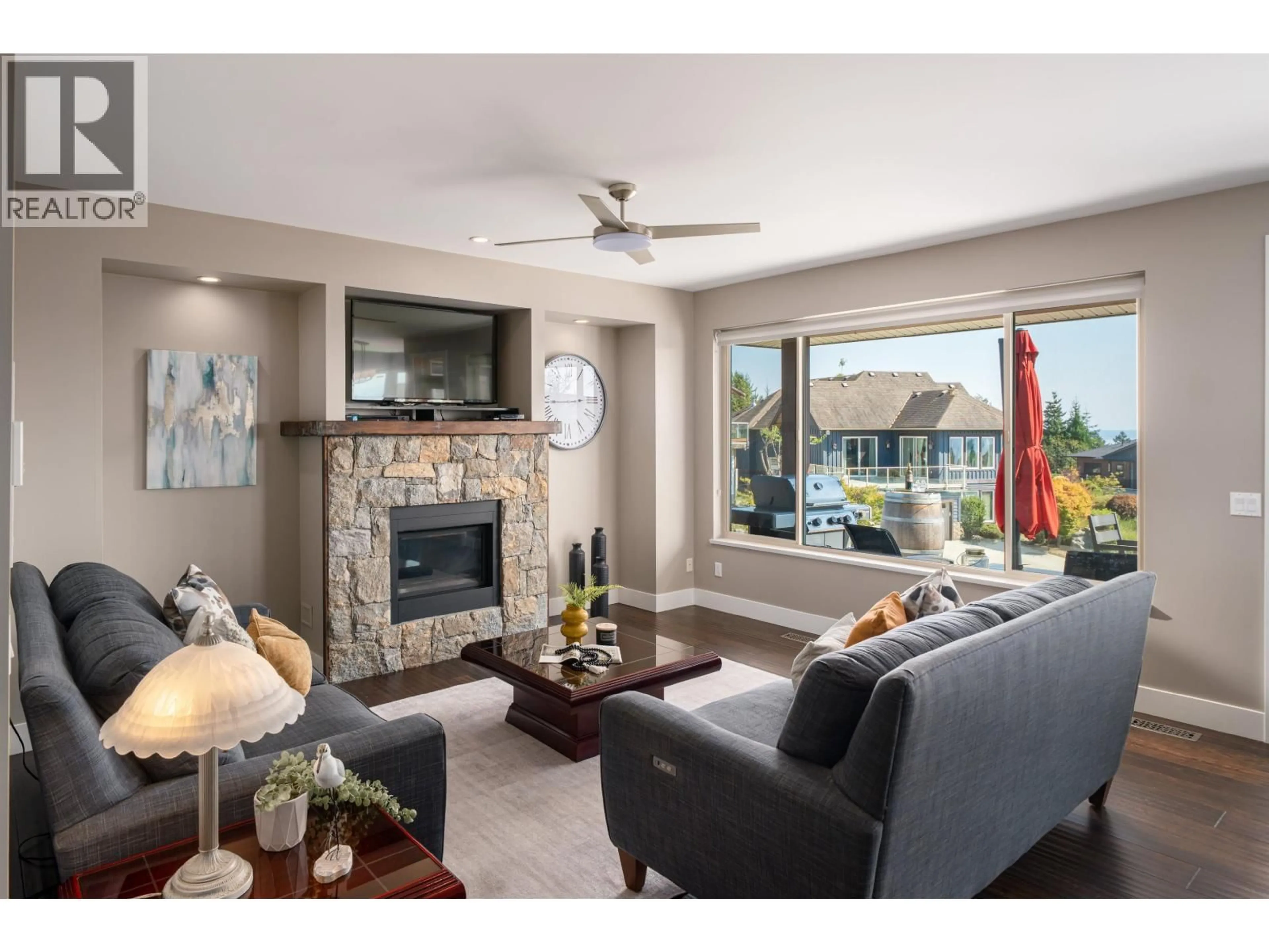 Living room with furniture, unknown for 5951 COMPASS LANE, Sechelt British Columbia V7Z0V1