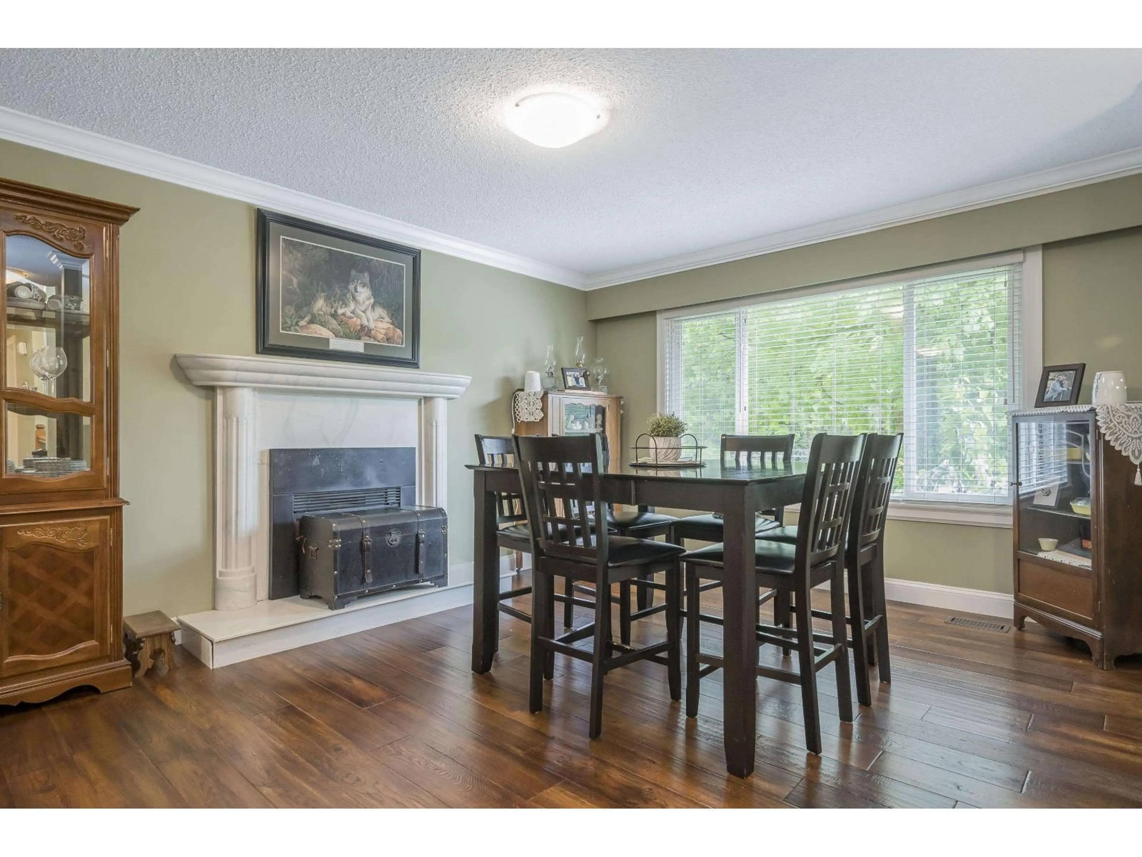 Dining room, wood/laminate floor for 25035 10 AVENUE, Langley British Columbia V4W2S7