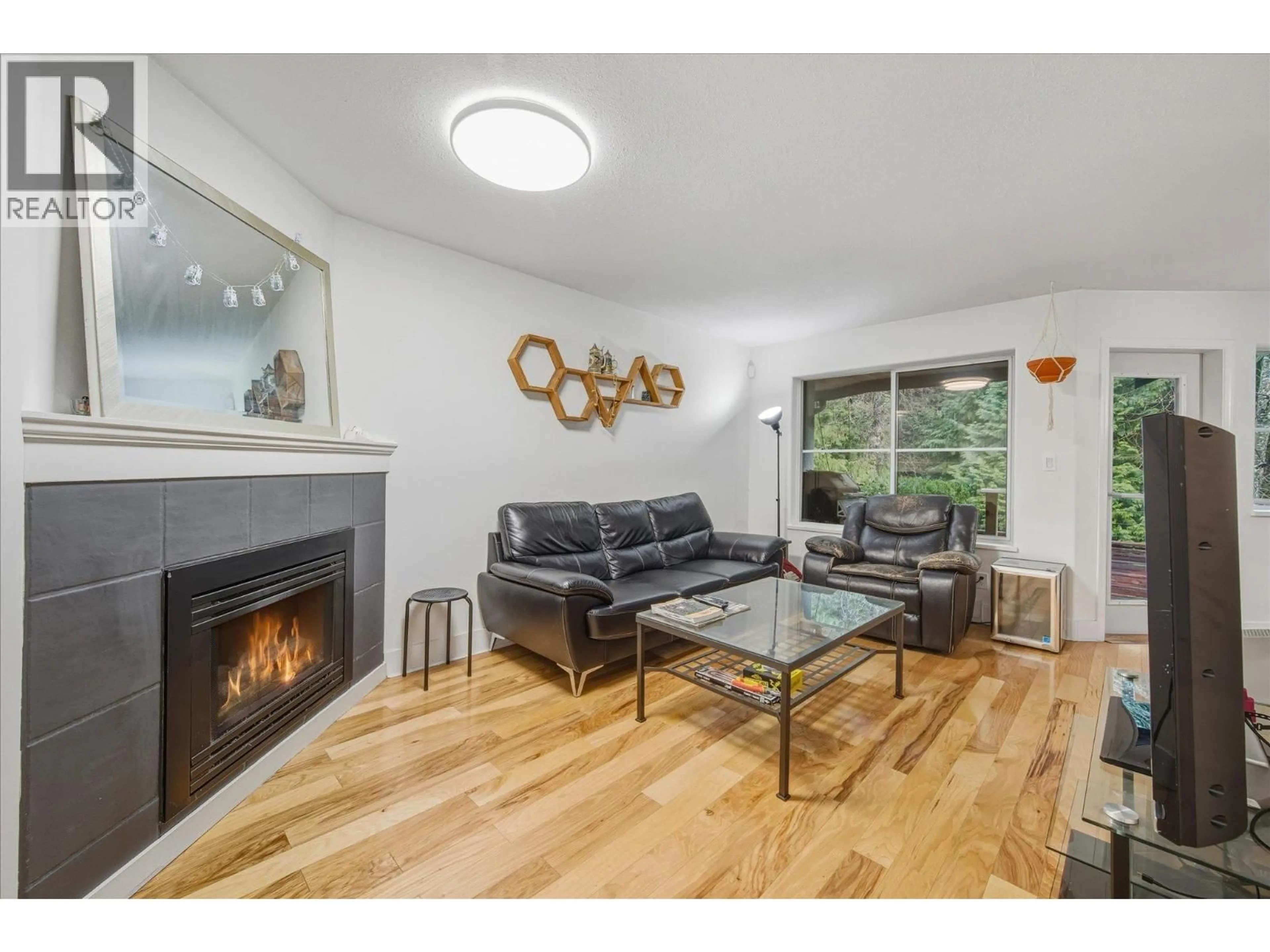 Living room with furniture, wood/laminate floor for 2 - 38247 WESTWAY AVENUE, Squamish British Columbia V8B0L6