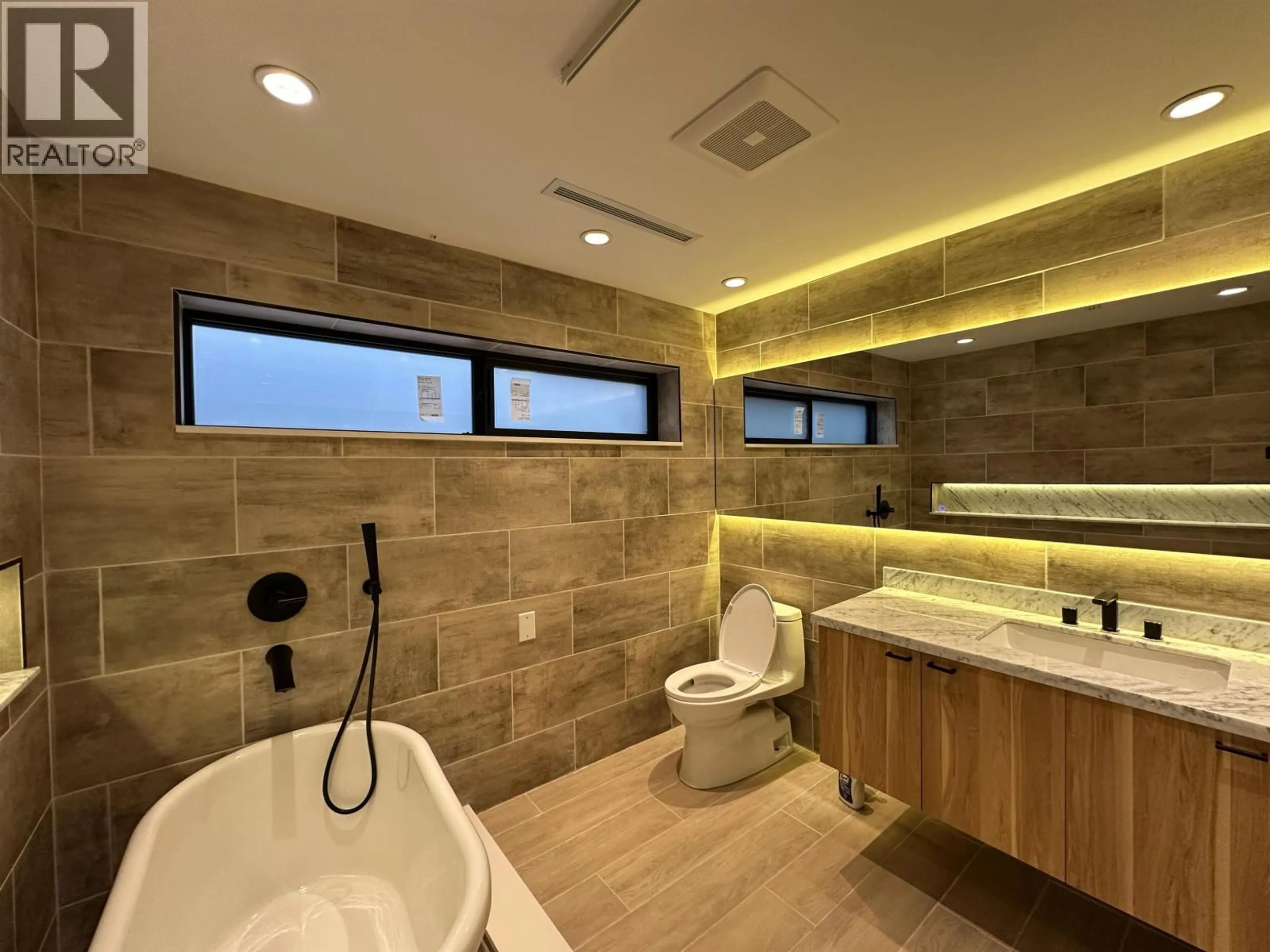 Contemporary bathroom, ceramic/tile floor for 8258 BURNLAKE DRIVE, Burnaby British Columbia V5A3K9