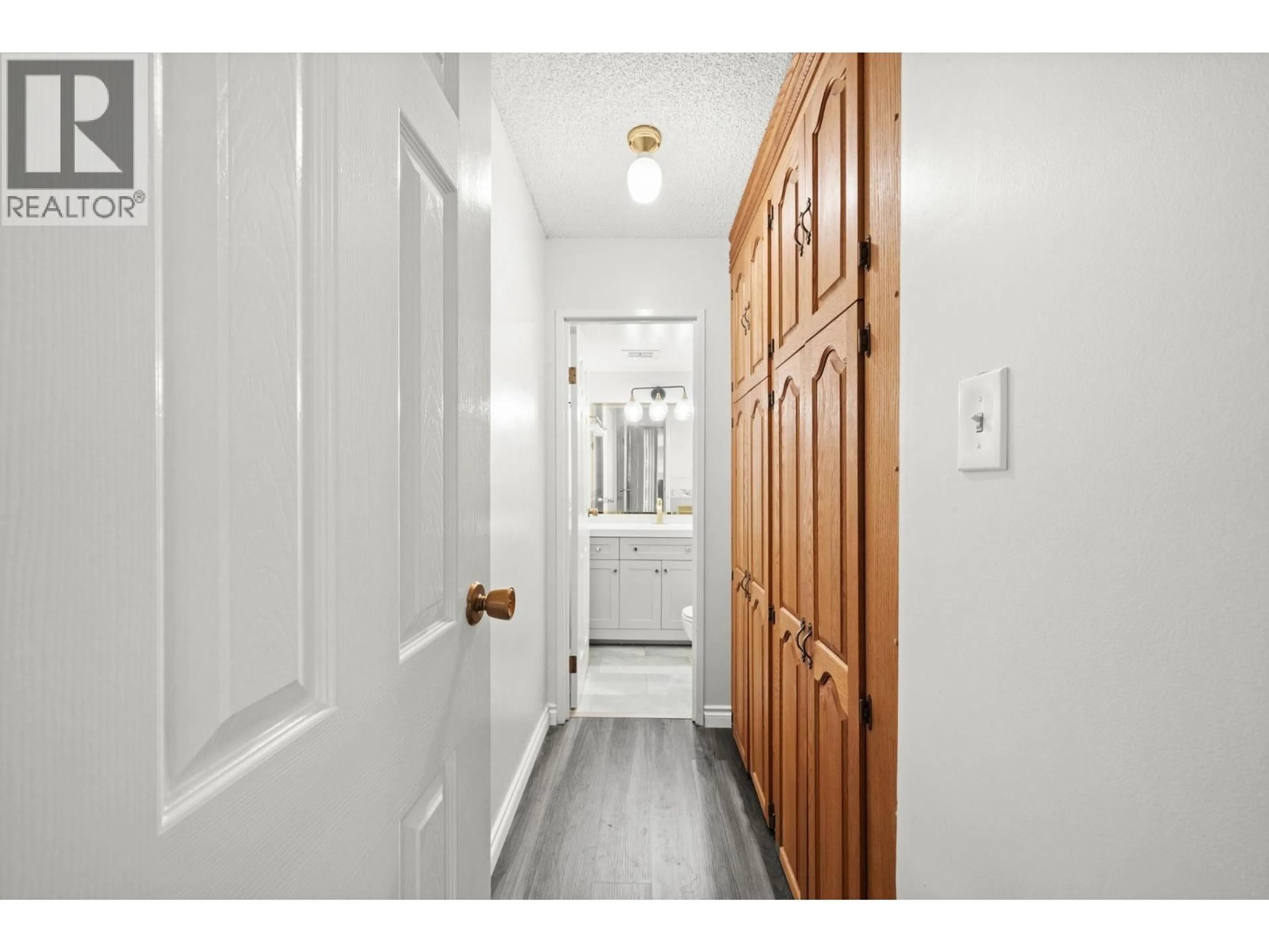 Indoor entryway for 301 - 620 SEVENTH AVENUE, New Westminster British Columbia V3M5T6