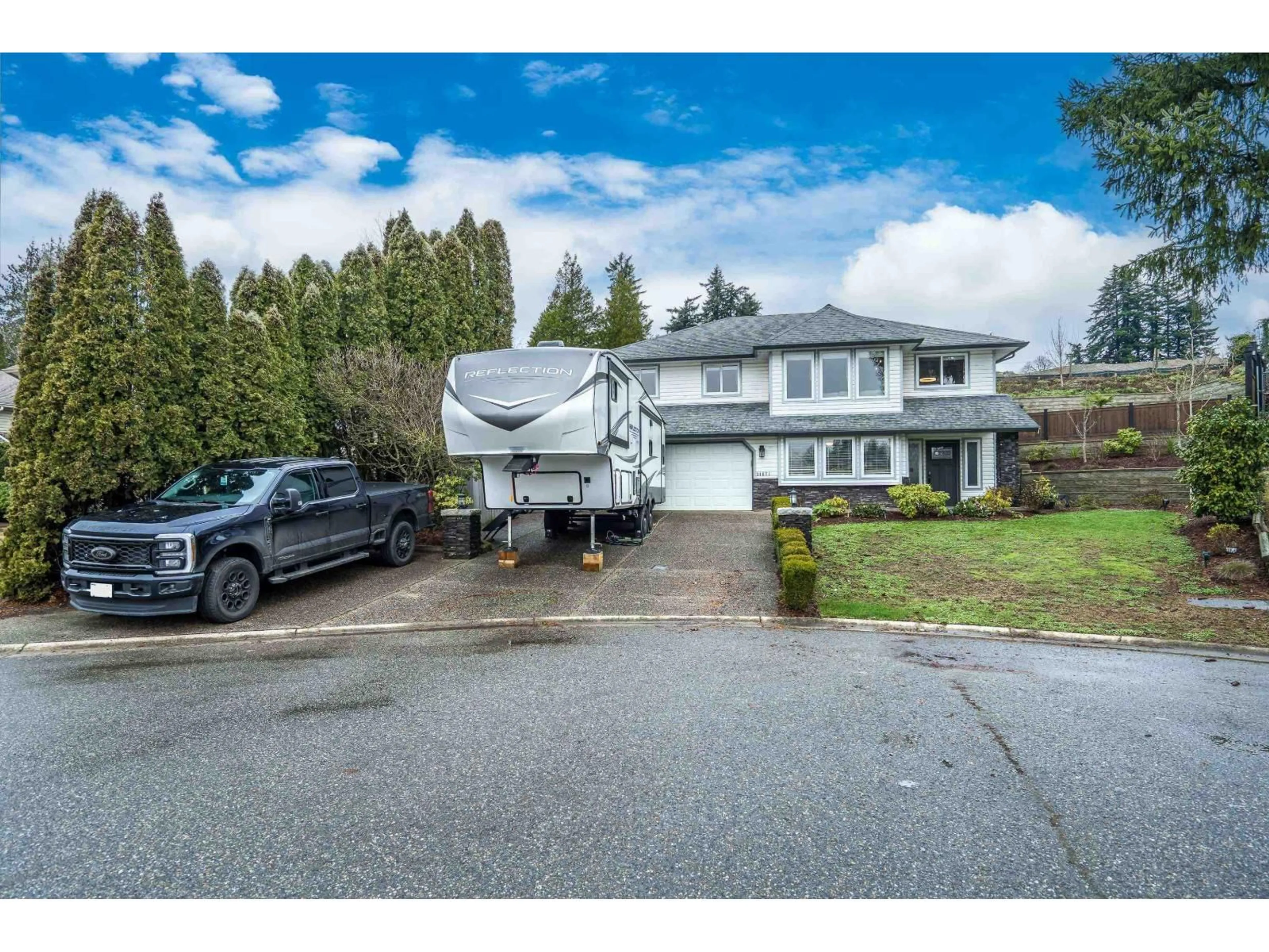 A pic from outside/outdoor area/front of a property/back of a property/a pic from drone, street for 34671 BALDWIN ROAD, Abbotsford British Columbia V2S7H9