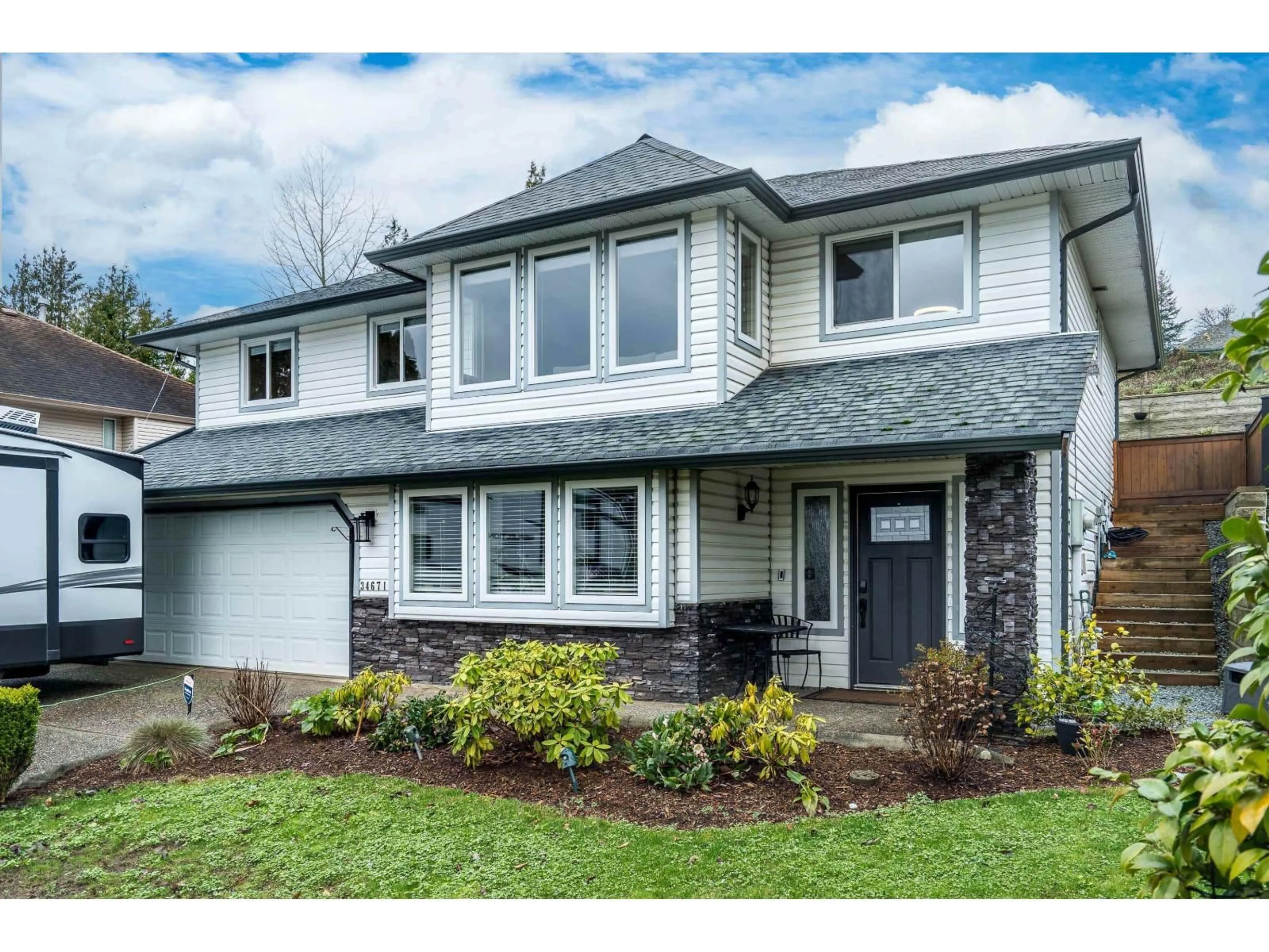 Home with vinyl exterior material, street for 34671 BALDWIN ROAD, Abbotsford British Columbia V2S7H9